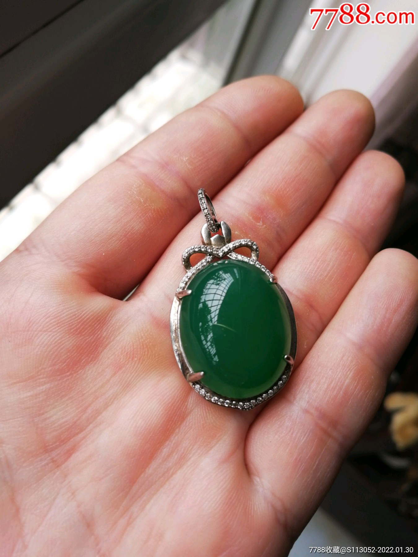 绿玉髓鸽子蛋吊坠