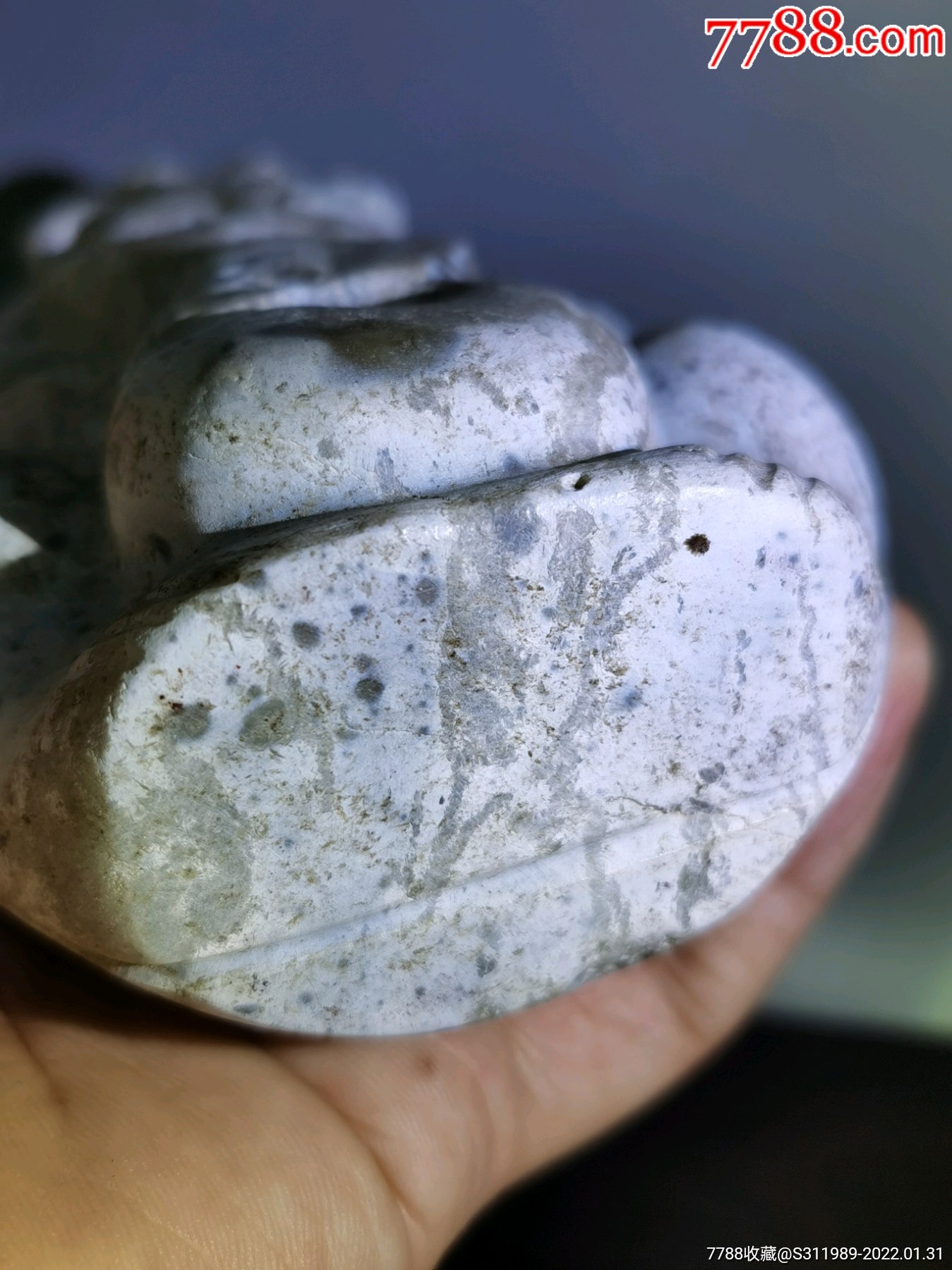 农村收的河磨玉玉神人奶皮包浆硬度可以划玻璃风化明显包浆沁入骨红山
