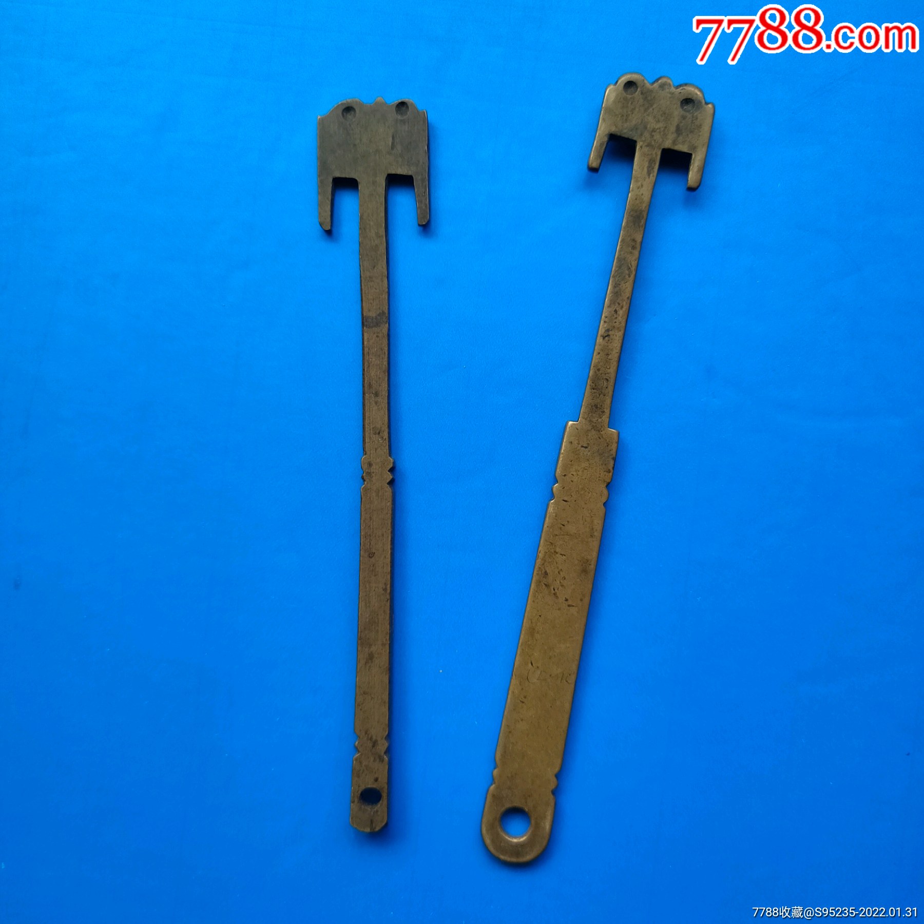 带精美雕刻的清代老钥匙两个