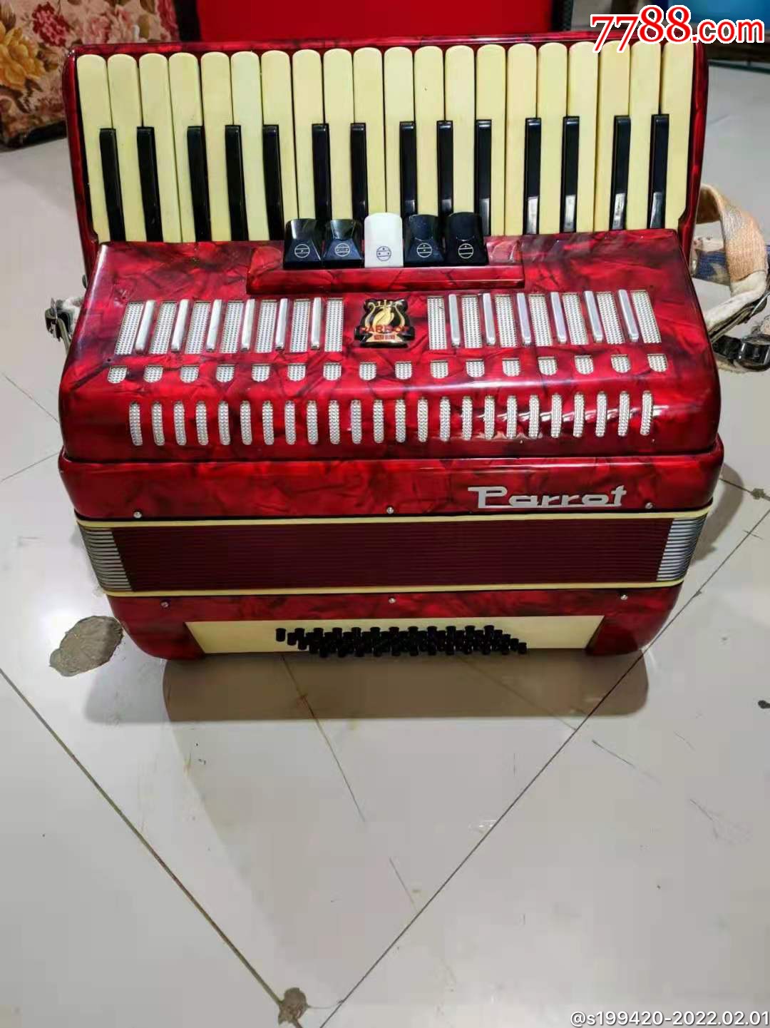 六十年代天津鹦鹉牌手风琴带原盒品相一流正常使用音质超好