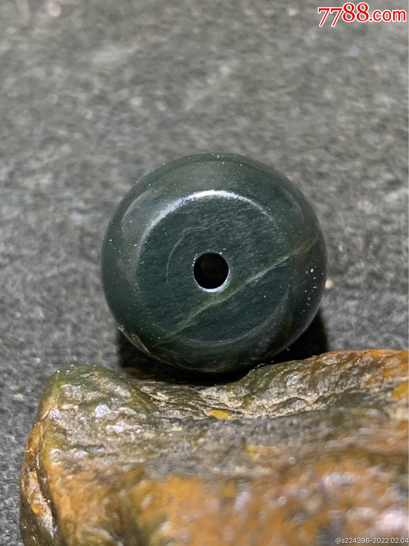 天然新疆和田青玉桶珠一颗