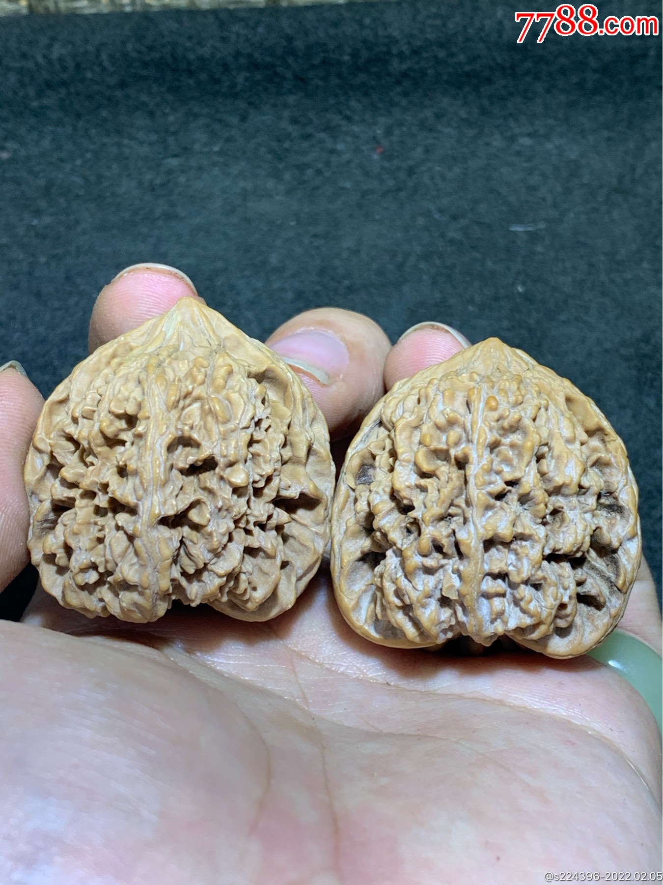 仅此一对百花山狮子头文玩核桃麻核桃一对