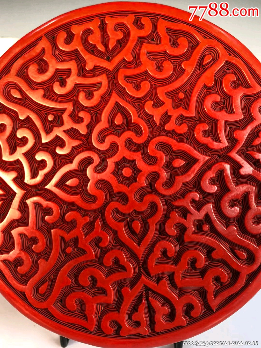 创汇时期双色剔犀如意头卷草纹圆盖盒