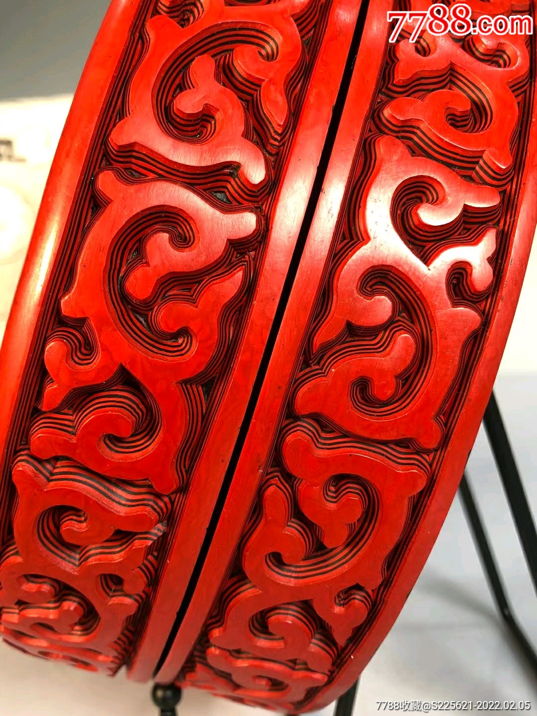 创汇时期双色剔犀如意头卷草纹圆盖盒