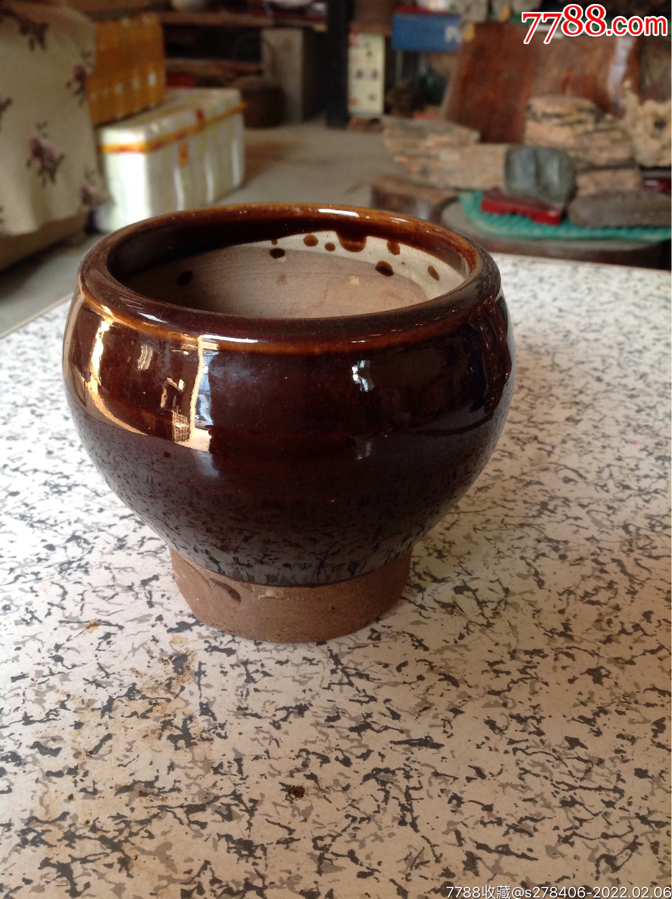 一个紫金釉罐子