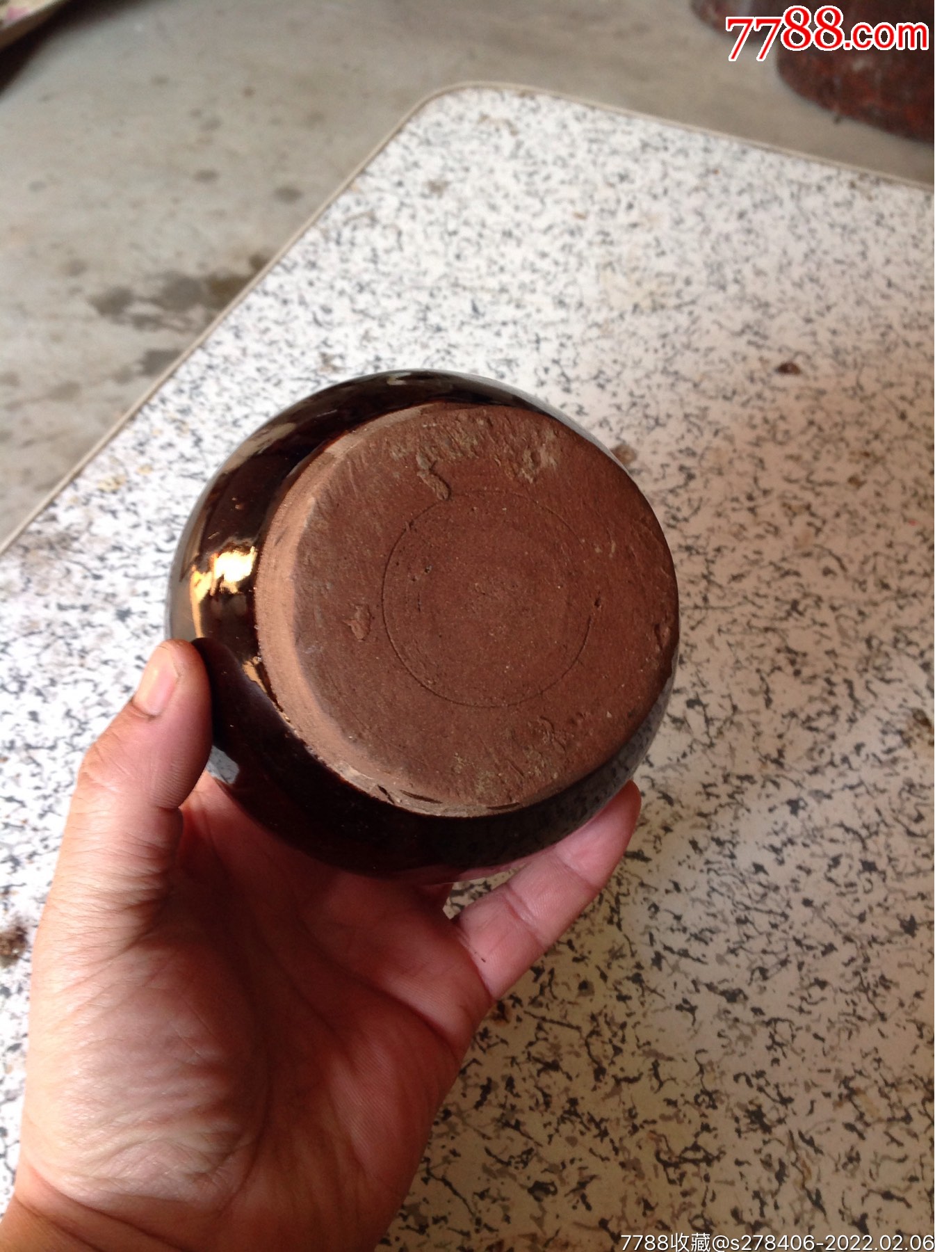 一个紫金釉罐子