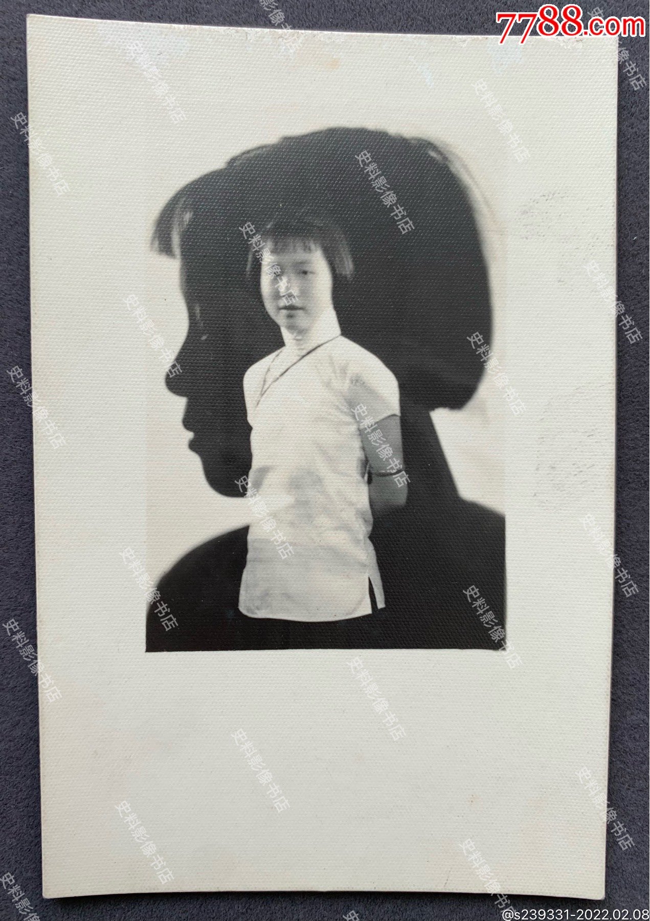 民国时期重影摄像作品短发少女肖像照一枚使用麻纹厚相纸