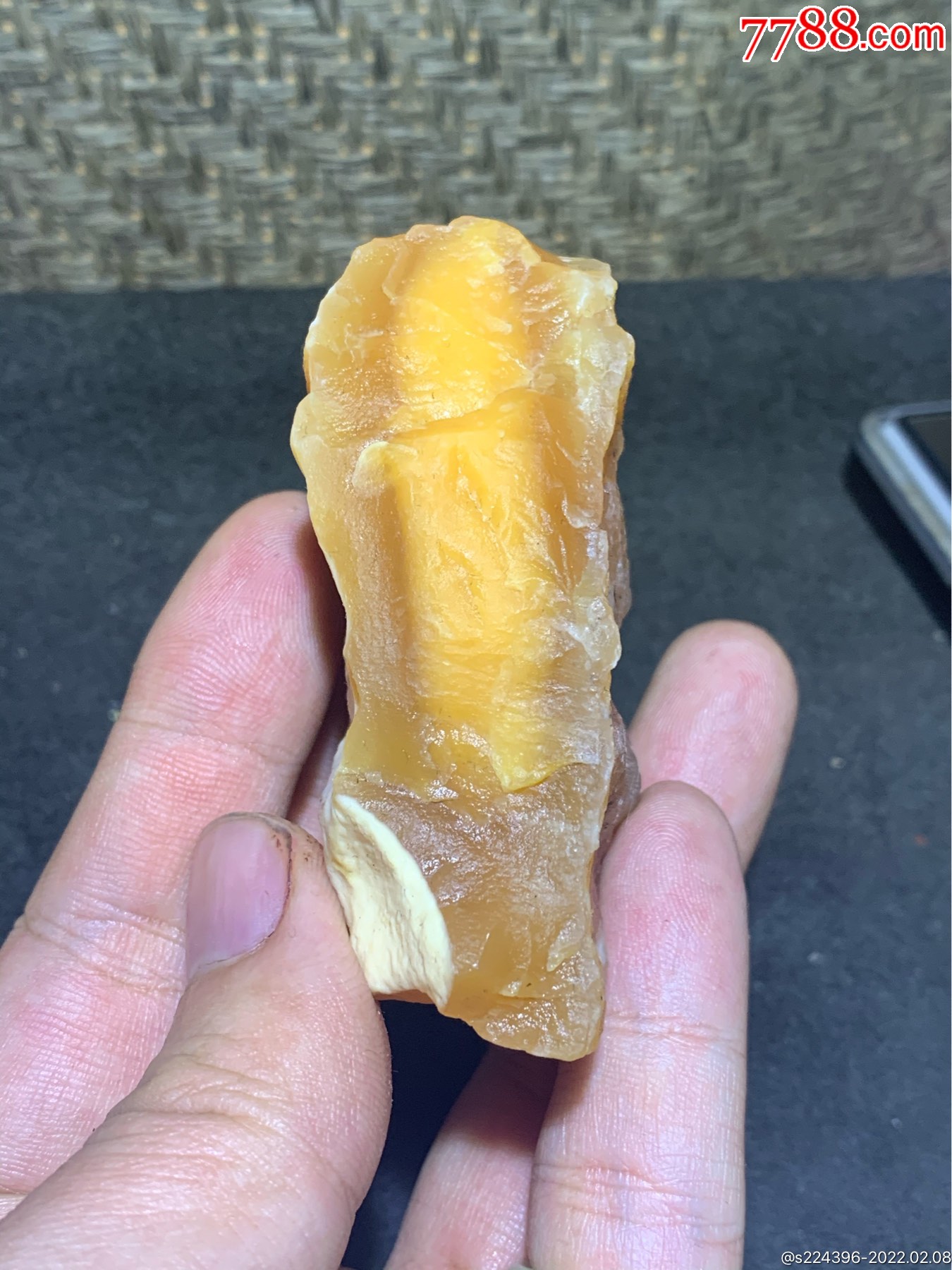 高玉化缅甸黄玉原石一颗
