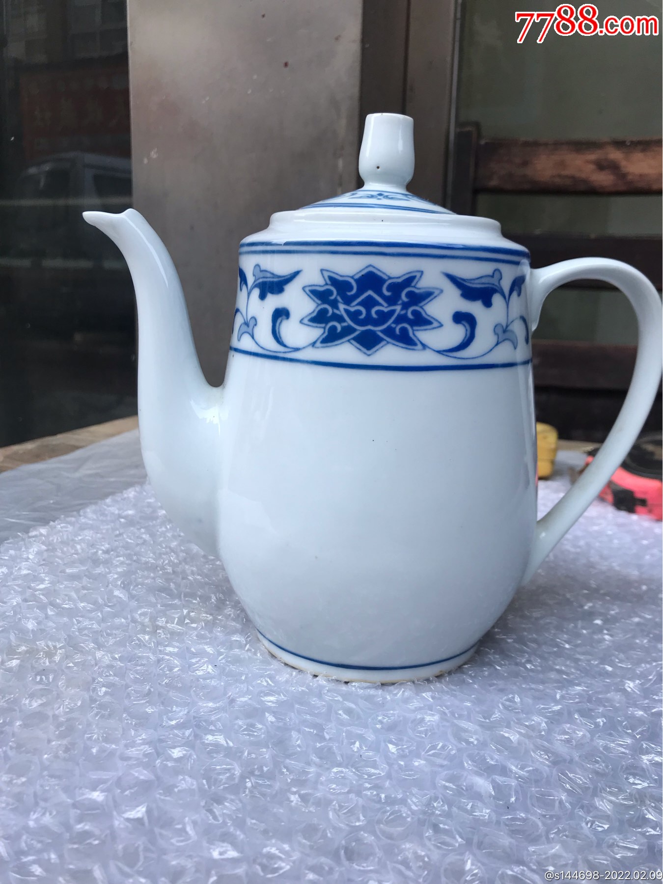 全品六七十年代景德镇红旗瓷厂出品釉面十分白亮漂亮青花茶壶高19公分