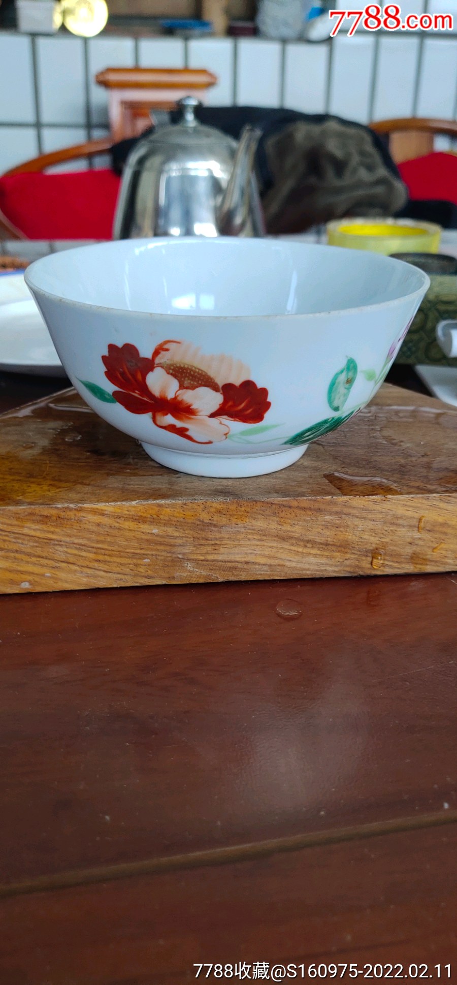 漂亮60年代手绘一枝花小汤碗一个，11.5*5.5*5Cm，底沿小磕点如图，余完
