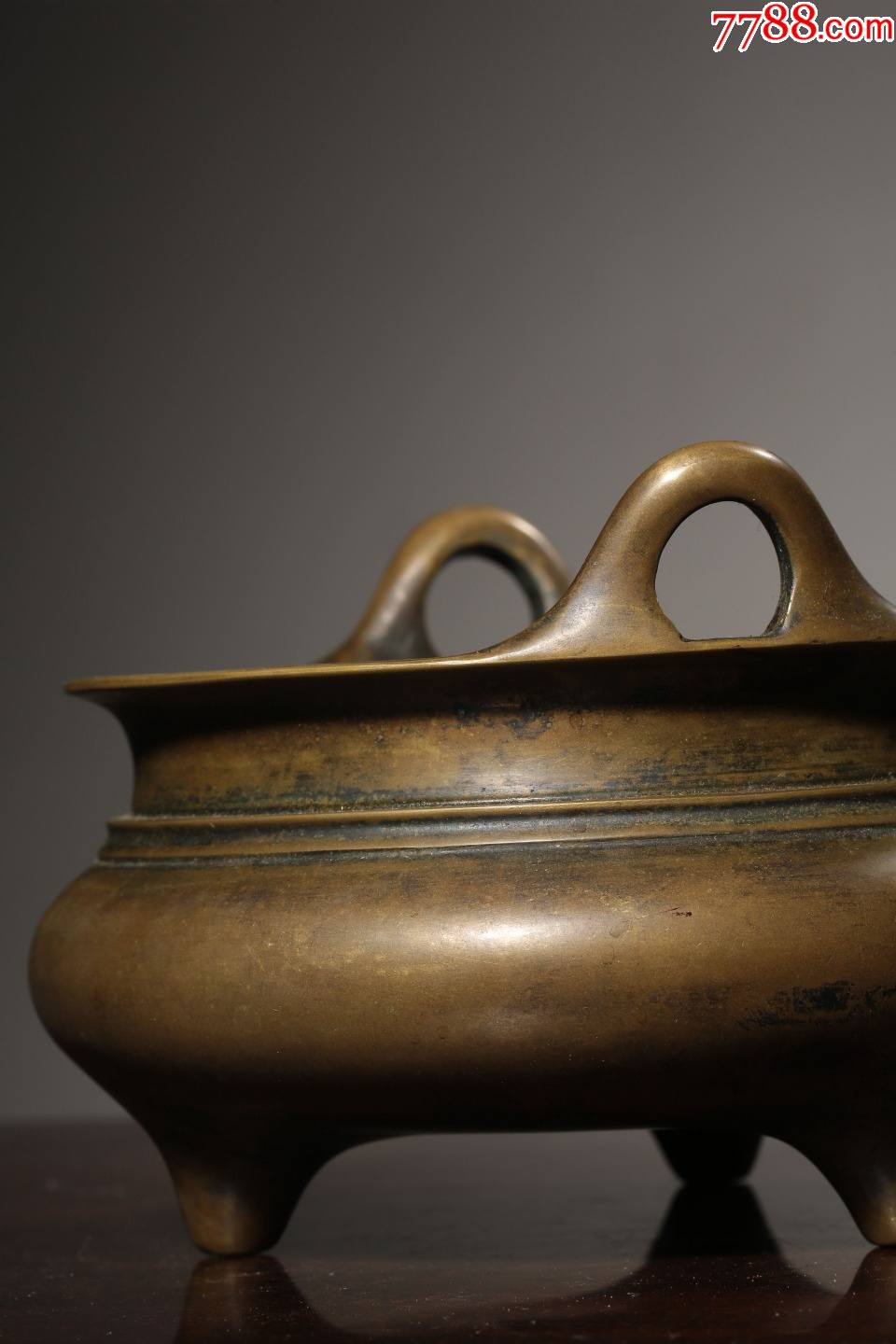 铜冲天耳三足炉