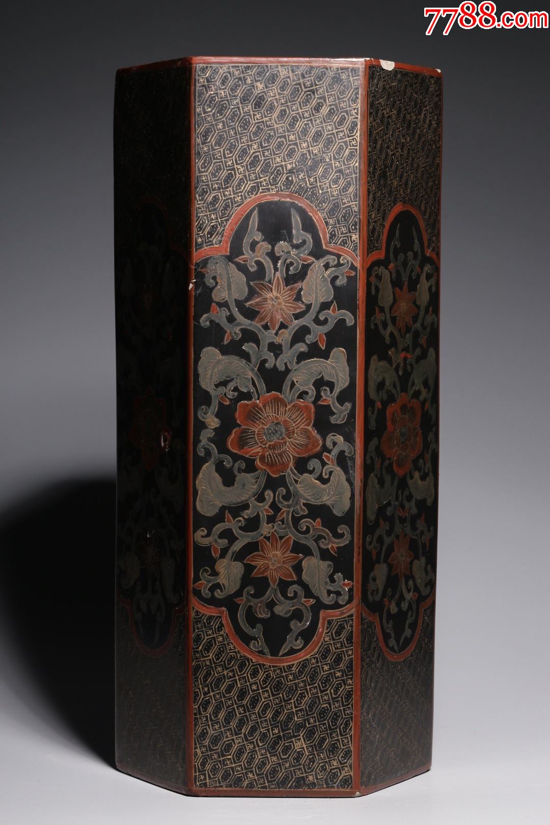 清代大漆彩绘花卉纹帽筒边缘有小脱漆