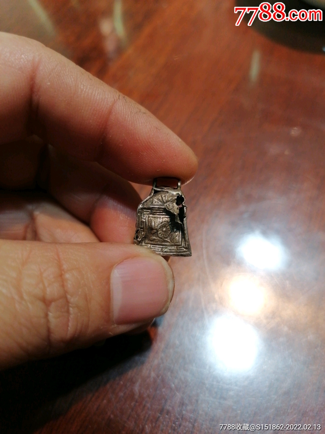 残破的方形银铃铛破破破