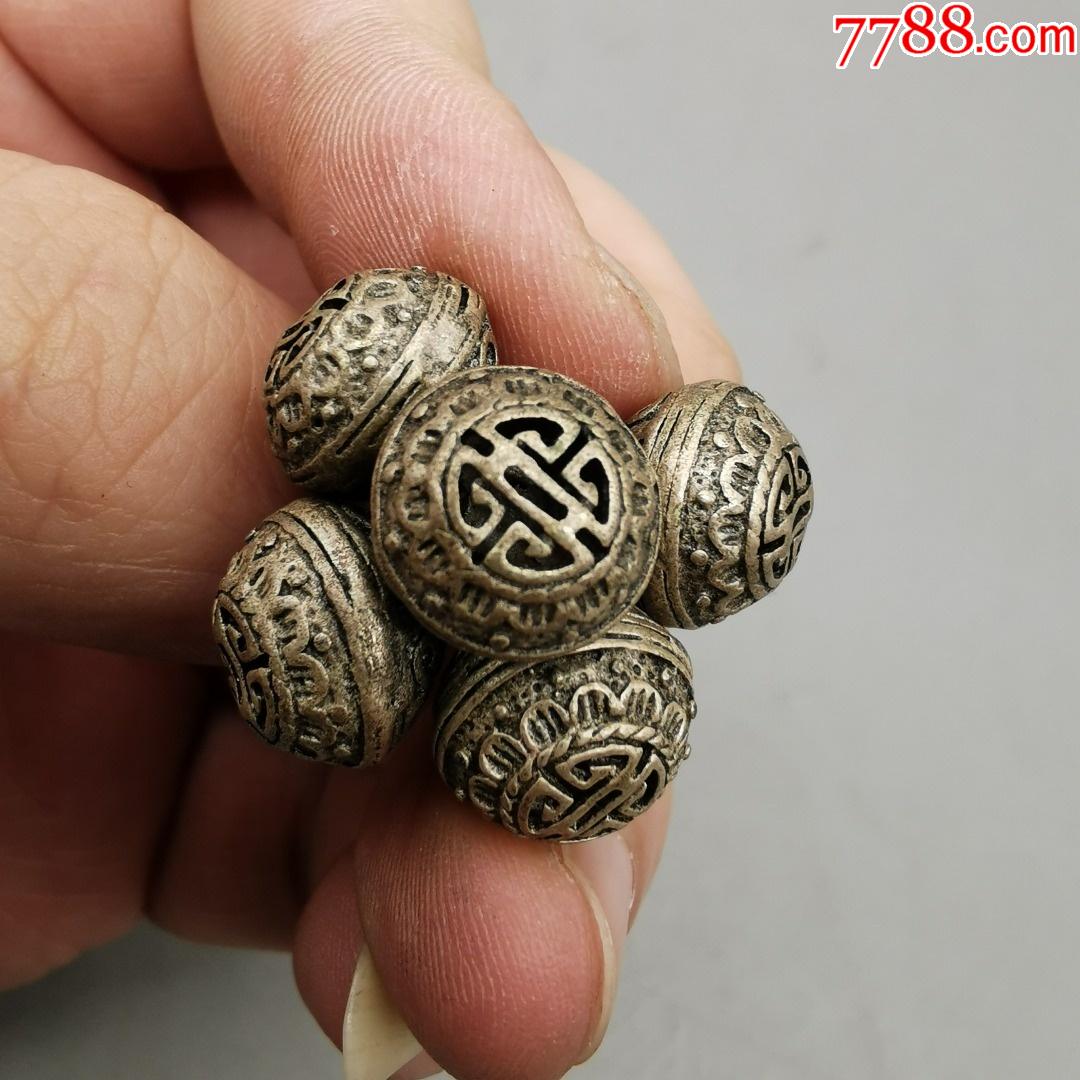 刻花镂空银扣子