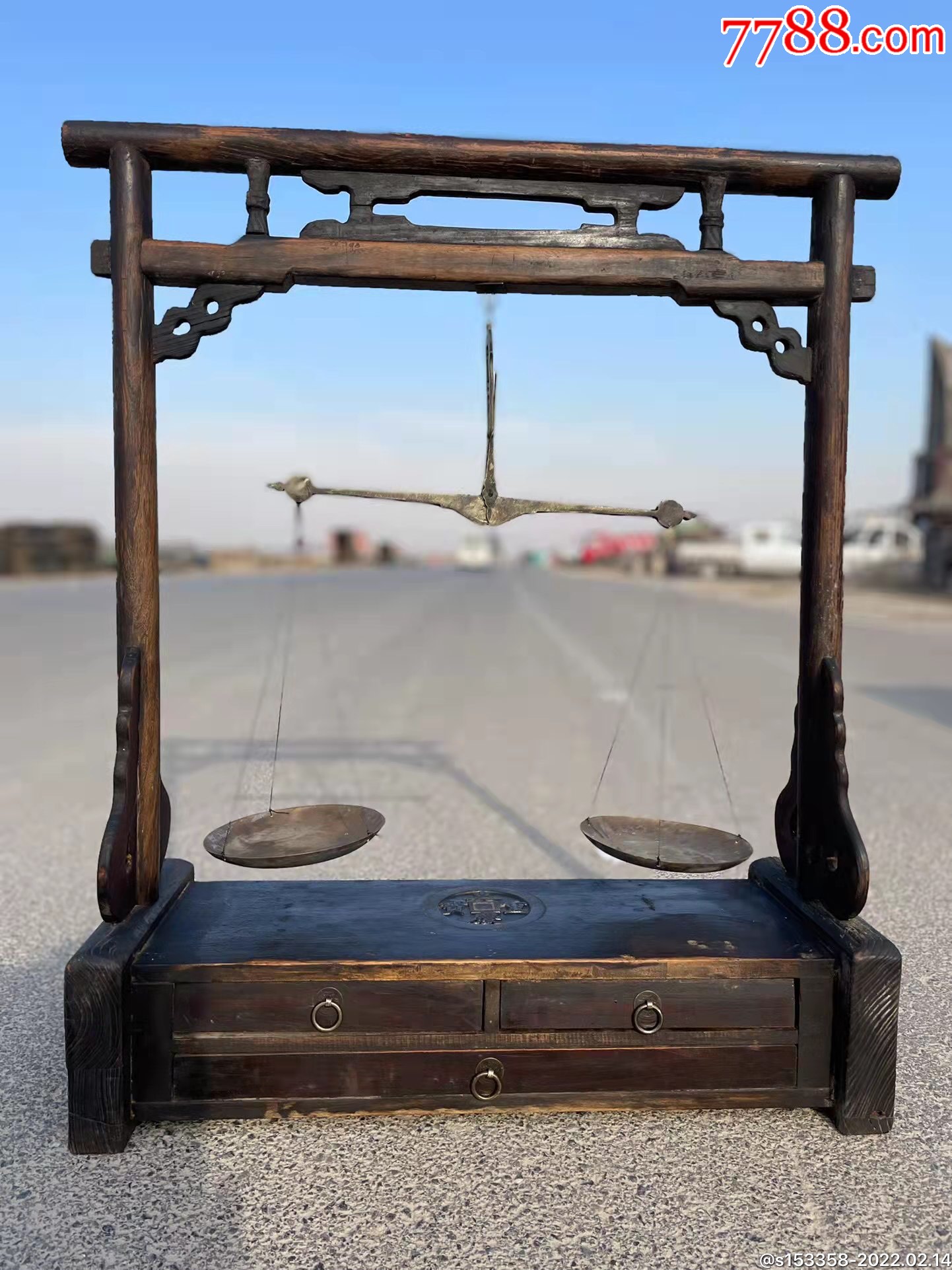 清代嘉庆年间大当铺秤贵重物品用的榉木秤架铜盘铜秤一套