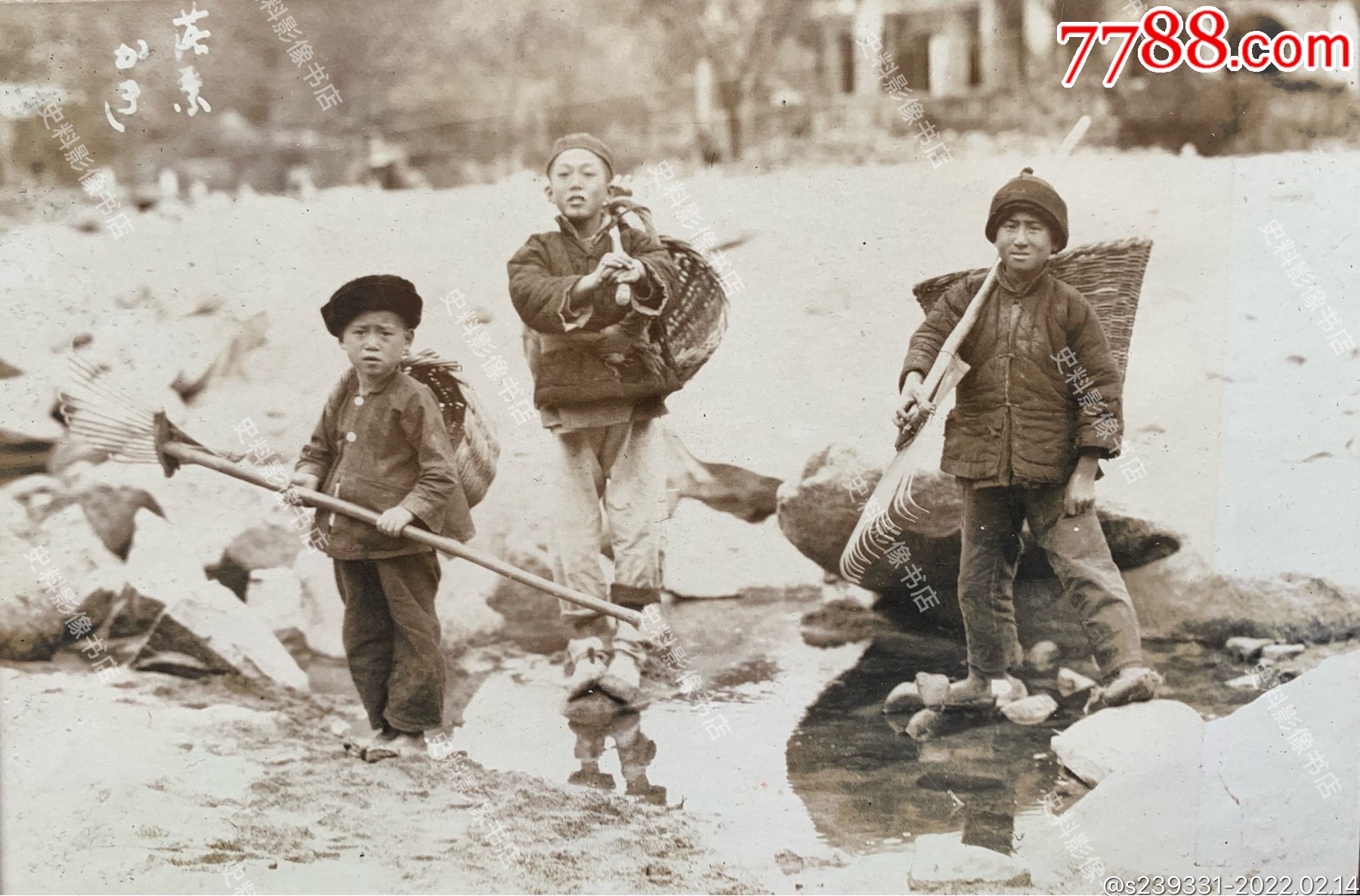 1920年代山东地区的拾荒少年原版老照片一枚