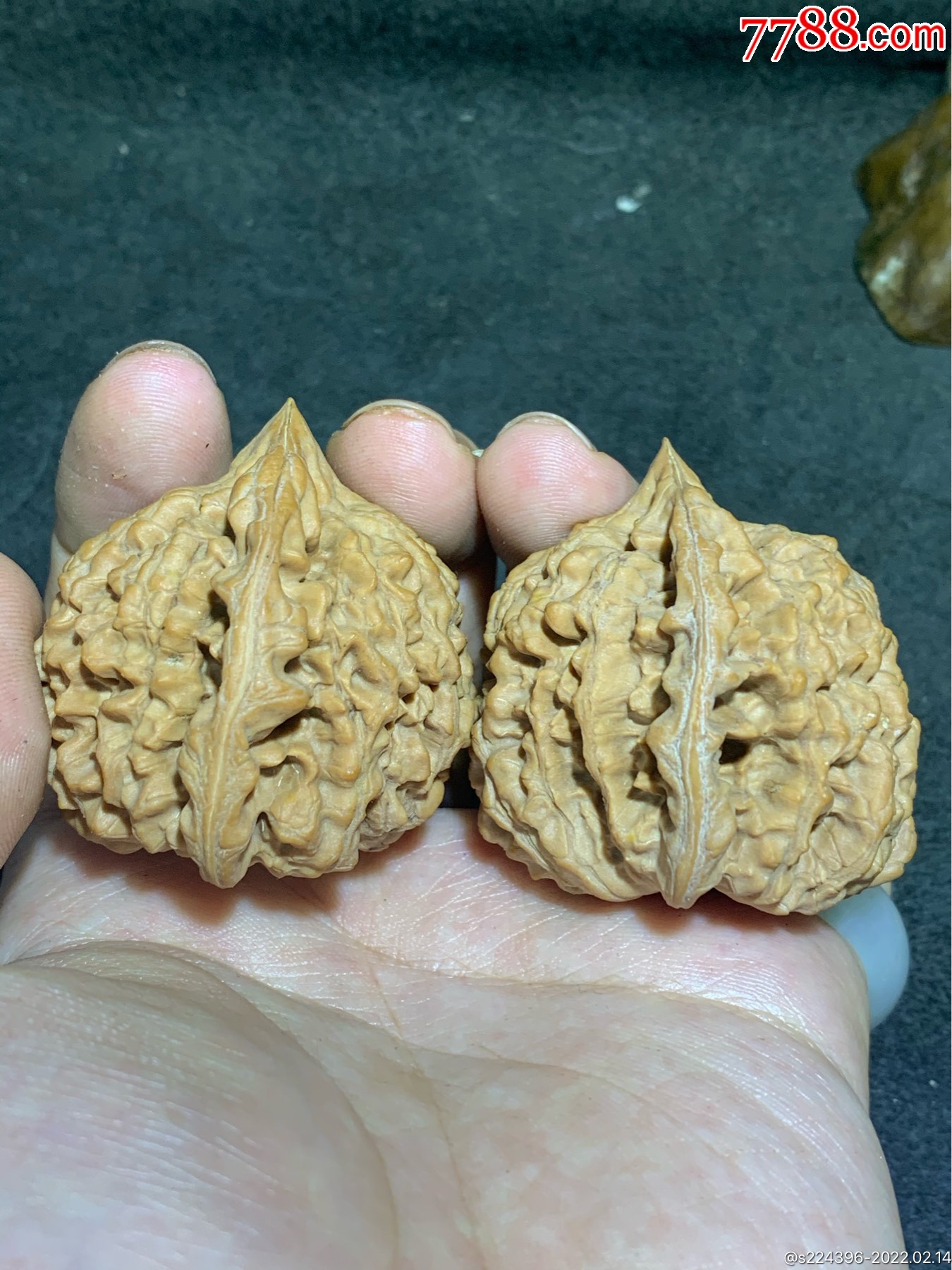 仅此一对精美麒麟纹王勇官帽文玩麻核桃一对
