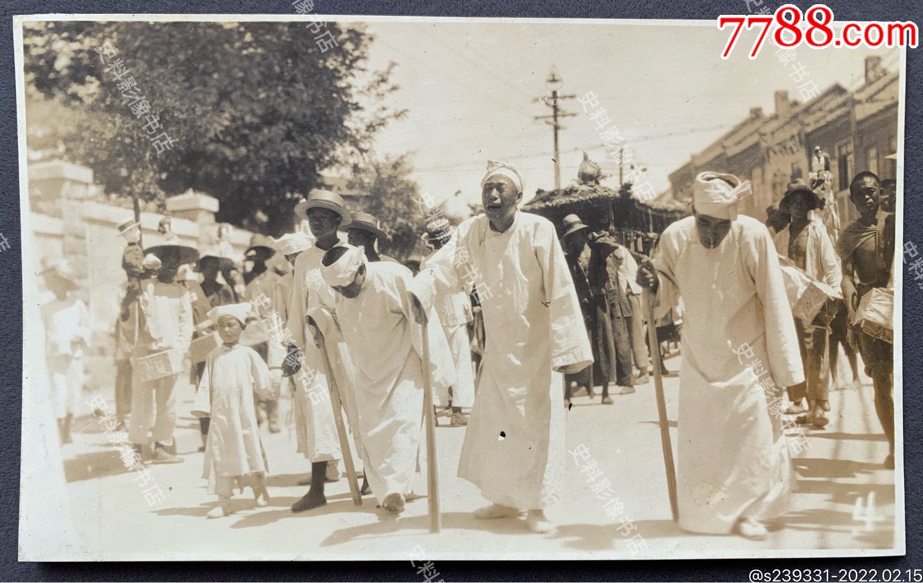 民国早期山东地区街头寻常百姓家族哭丧之场面泛银老照片一枚