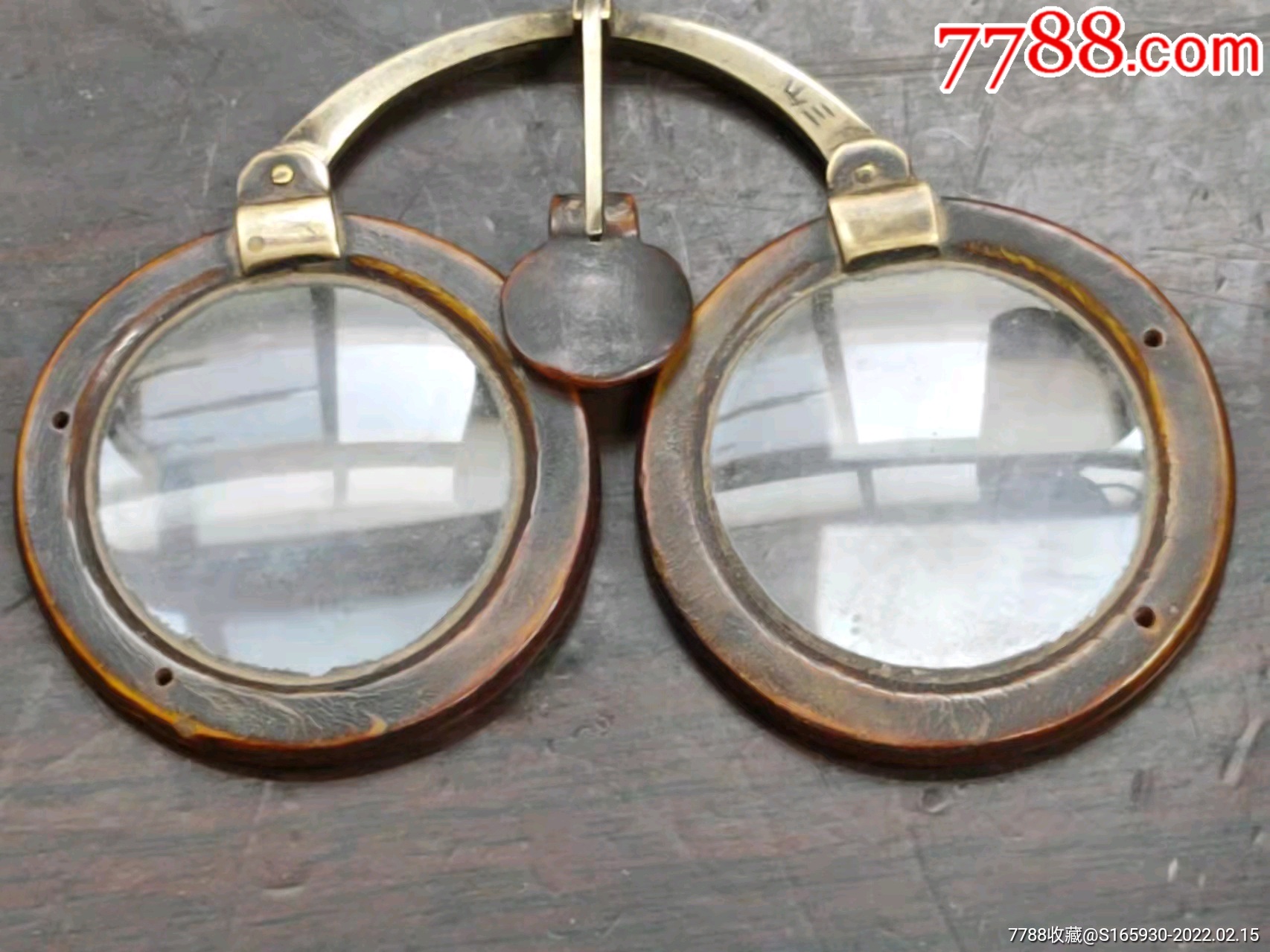 一副完整无残三山牌老石头眼镜纯花镜镜片凹凸造型独特牛角镶嵌纯手工