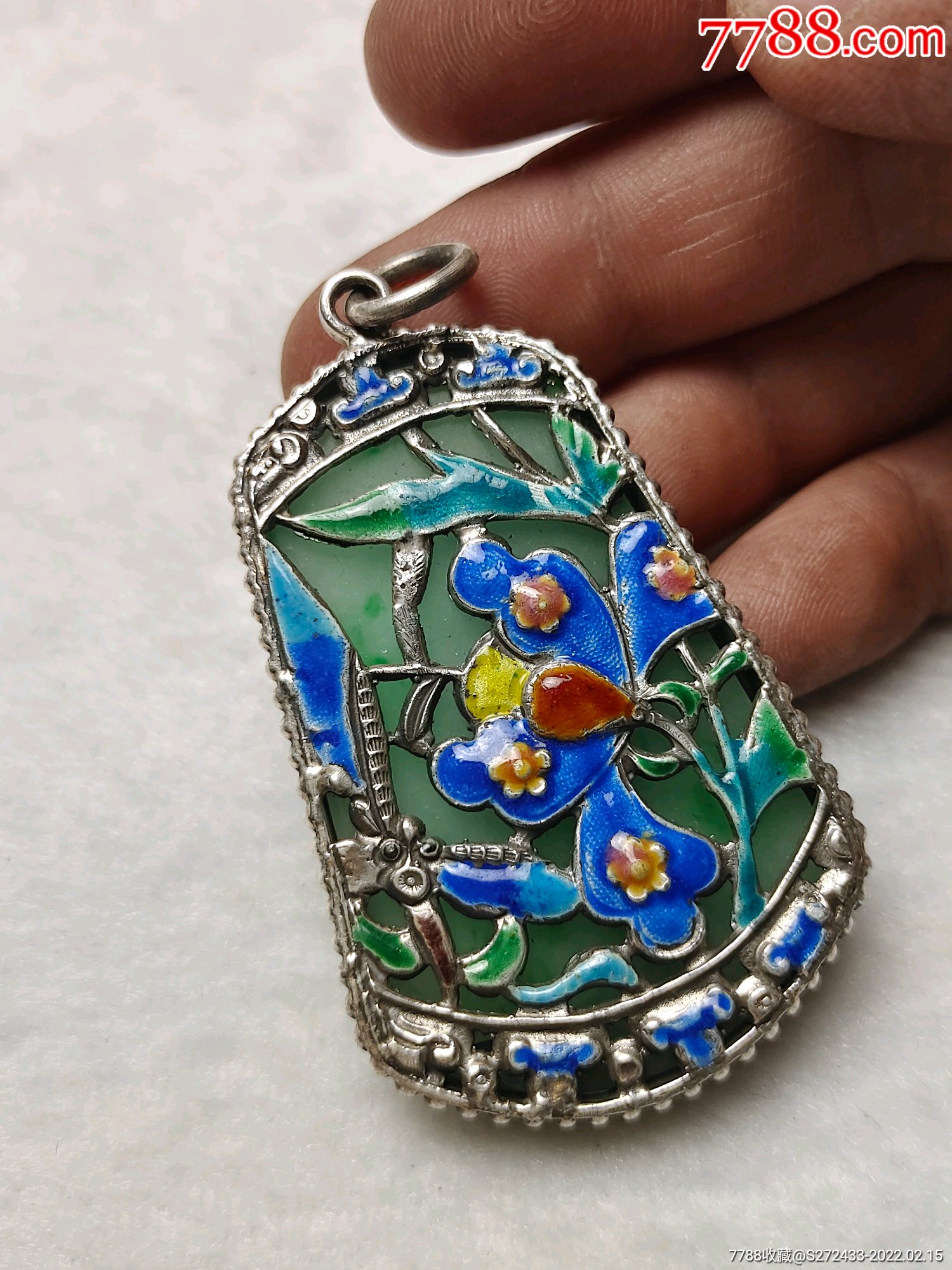 纯银烧蓝嵌翡翠无事牌纯银烧蓝镂空花卉嵌天然飘花翡翠质地细腻温润
