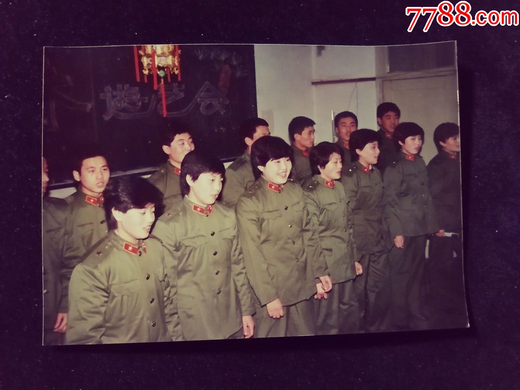 首长在连队,女兵小合唱,1987年早期彩照_老照片_奉天驿写真馆【7788