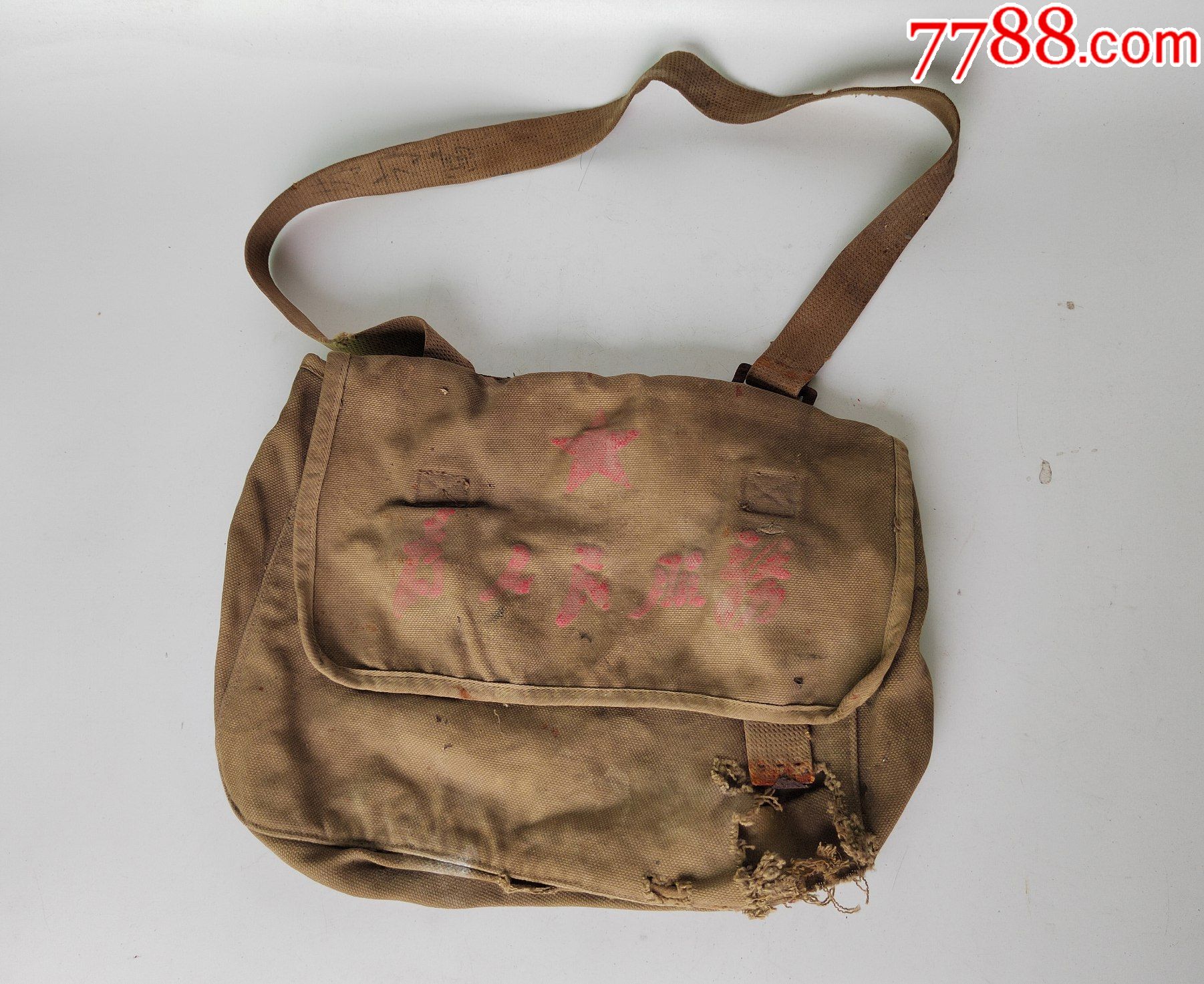 红色怀旧老背包