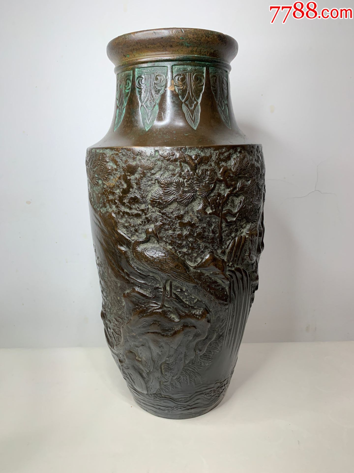 清代松鹤延年高浮雕铜花瓶