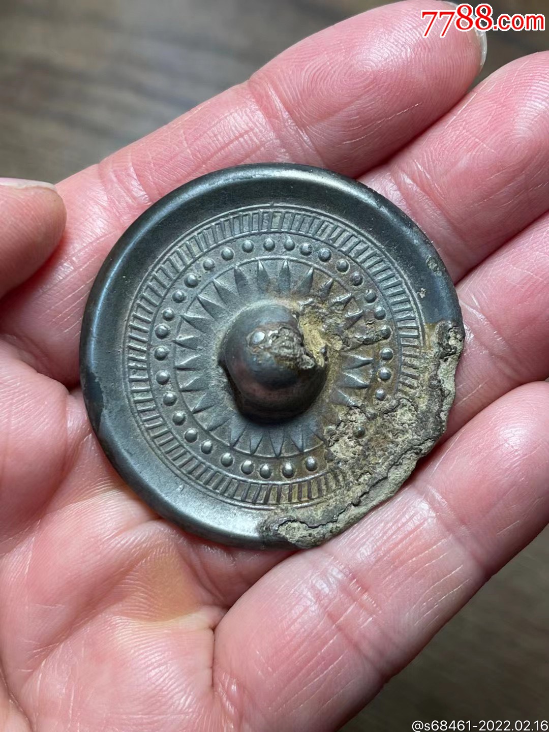 纹饰规整靓眼之超小铜镜