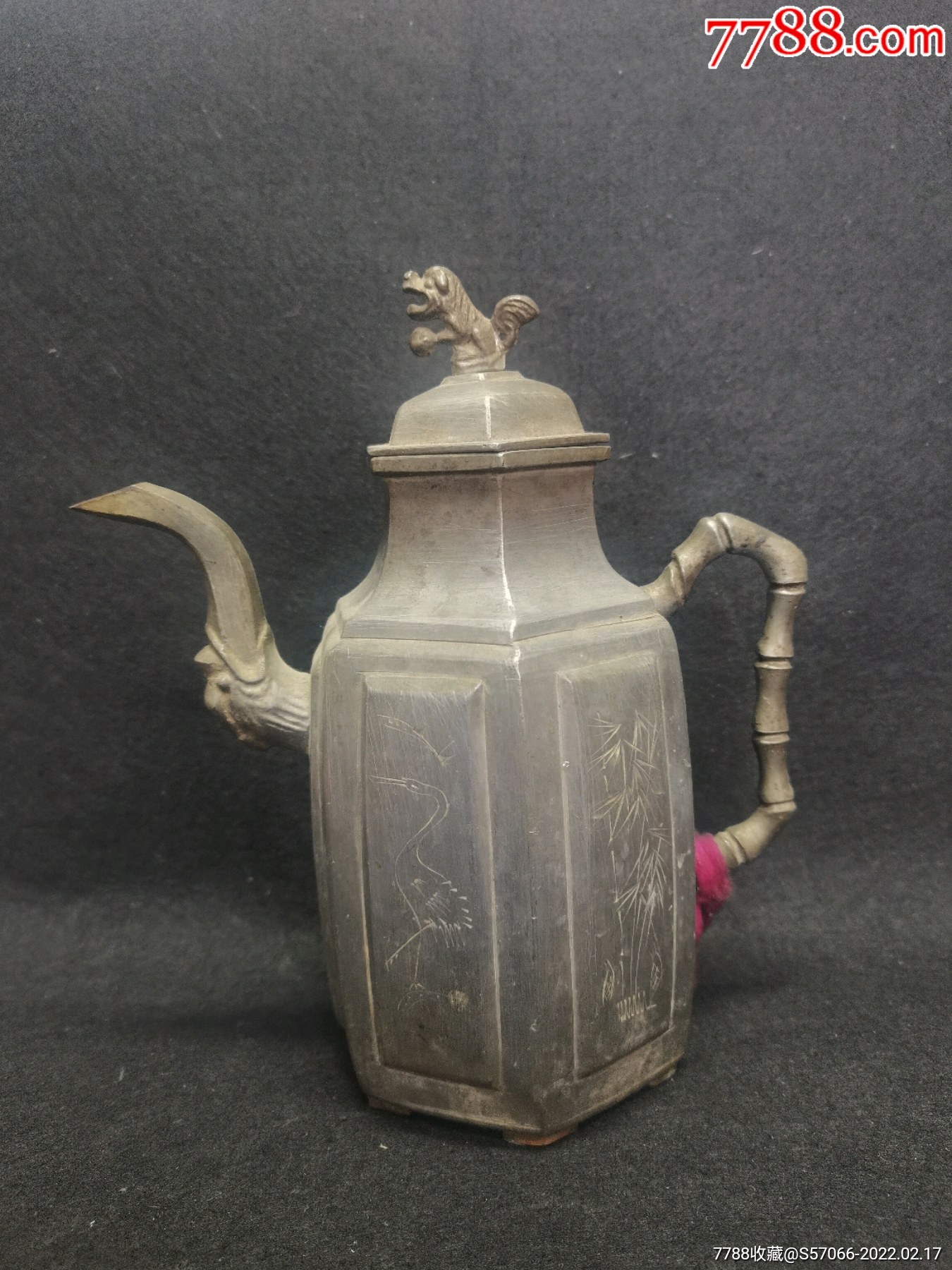 民国刻花卉纹的六棱开光龙嘴锡壶
