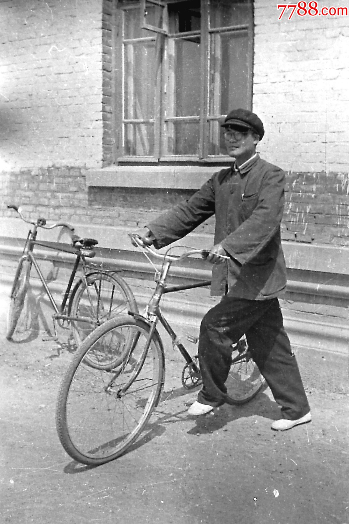 推自行车的男子仅上传反转后的照片部分135老底片