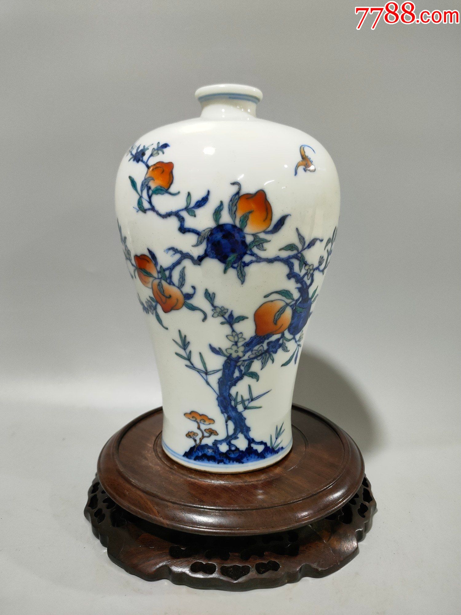 清乾隆斗彩九桃纹梅瓶