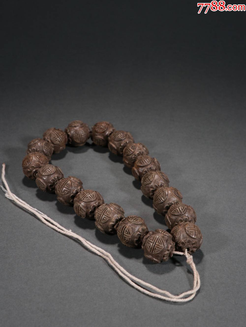 老沉香团寿花纹十八子手持