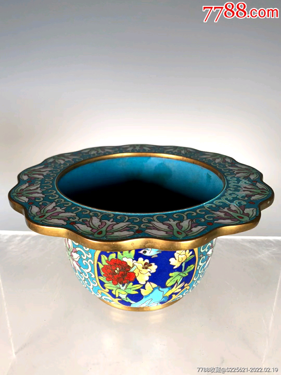 创汇时期蓝釉缠枝莲地开光蝶恋花鸟纹景泰蓝花口花盆