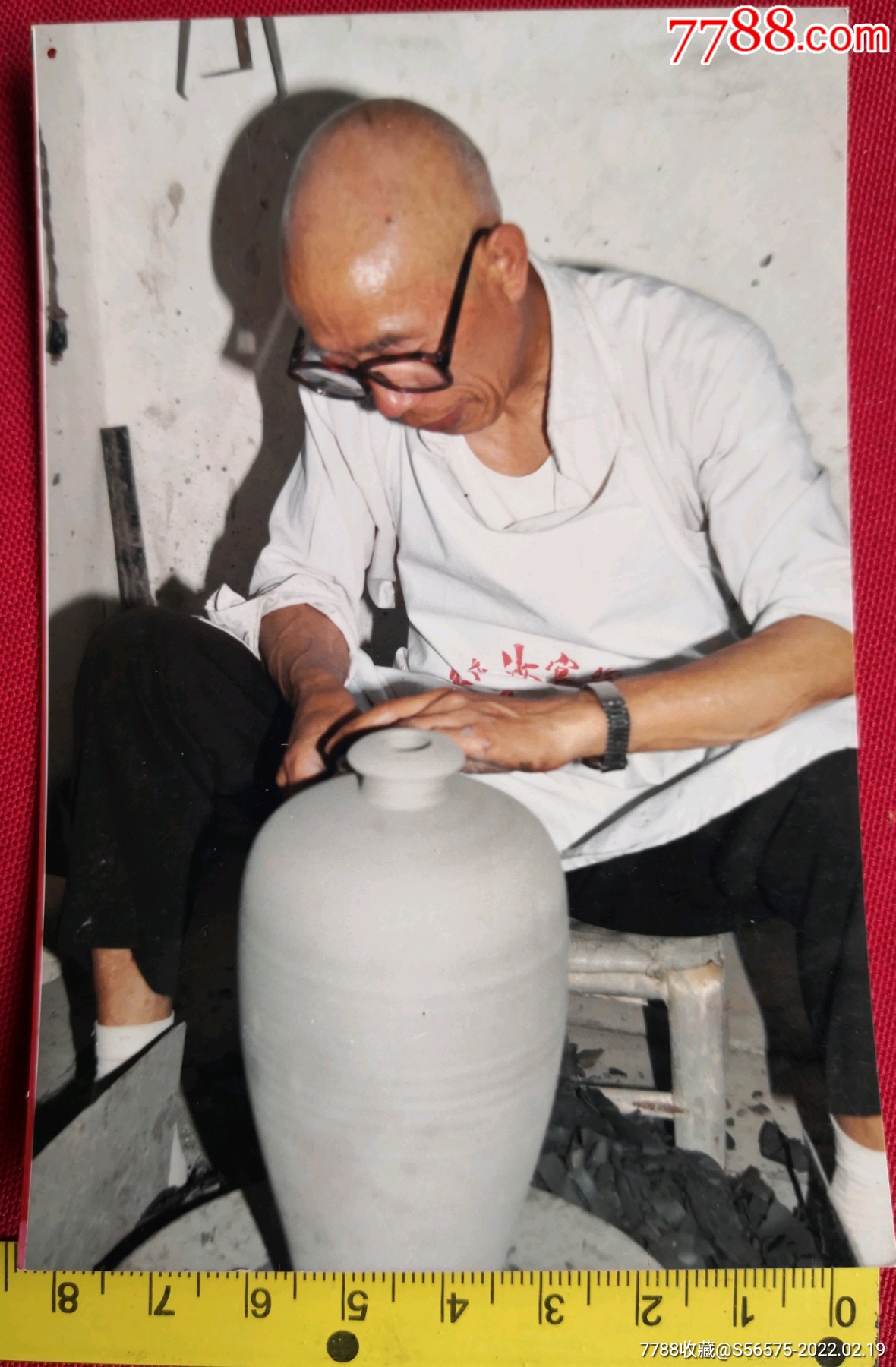 钧瓷大师杨玉中在精心制作观音瓶