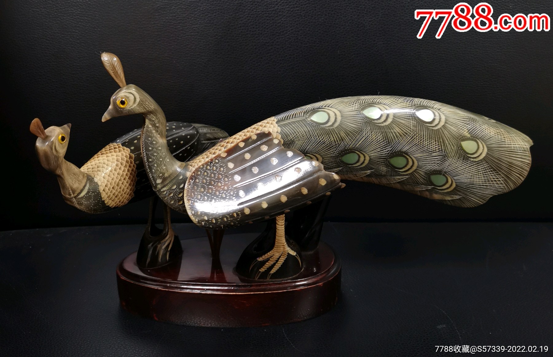 中国工艺珍品六十年代上海产黄牛角孔雀摆件实木底座存世稀少