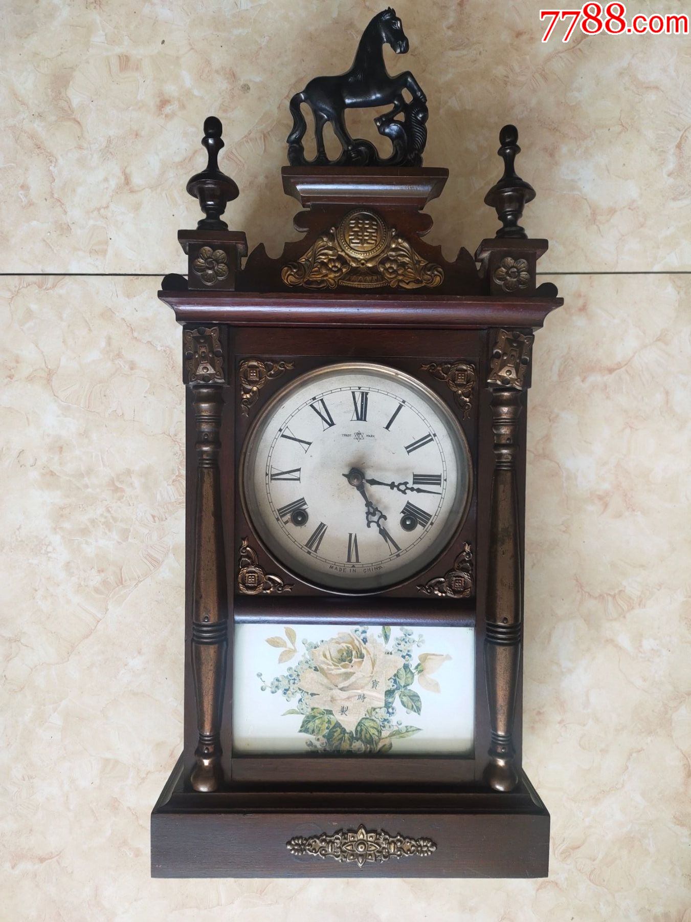 玻璃带商标的宝时钟