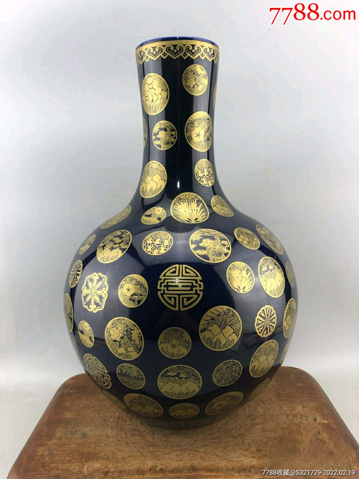 清雍正祭蓝地描金团花纹大赏瓶