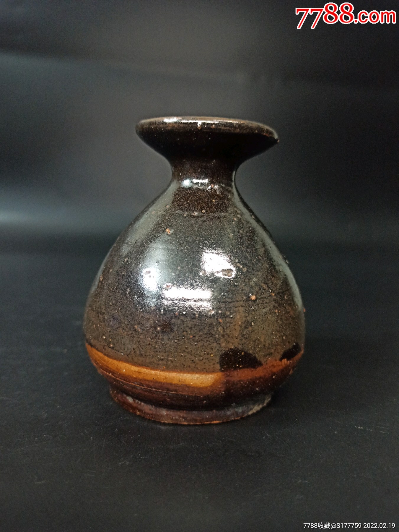 民国紫金釉玉壶春酒瓶酒壶器型端庄,独特古朴,胎足老道,岁月痕迹明显,