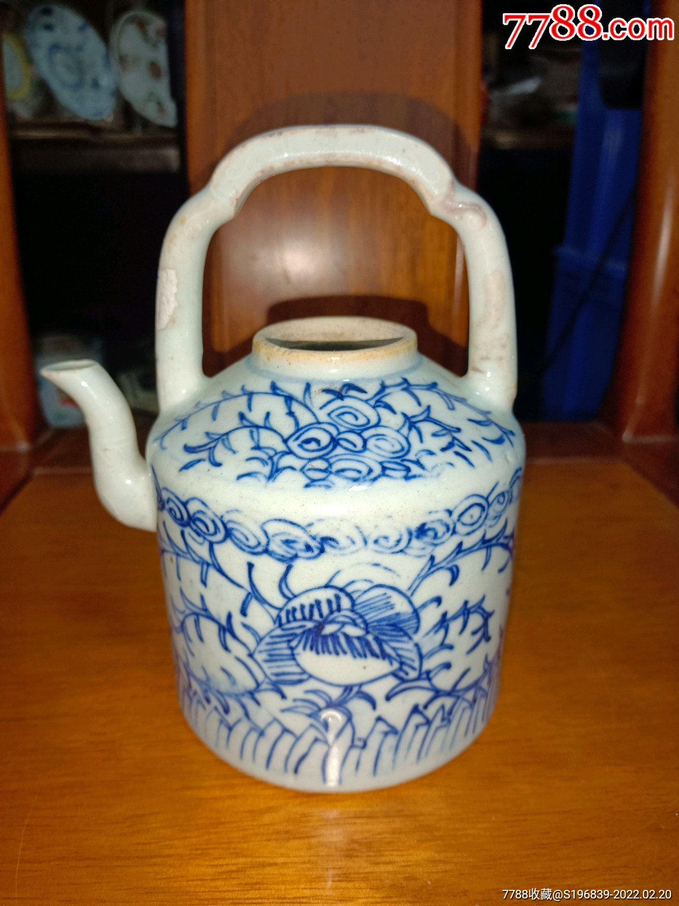 精品清代缠枝莲纹提梁壶