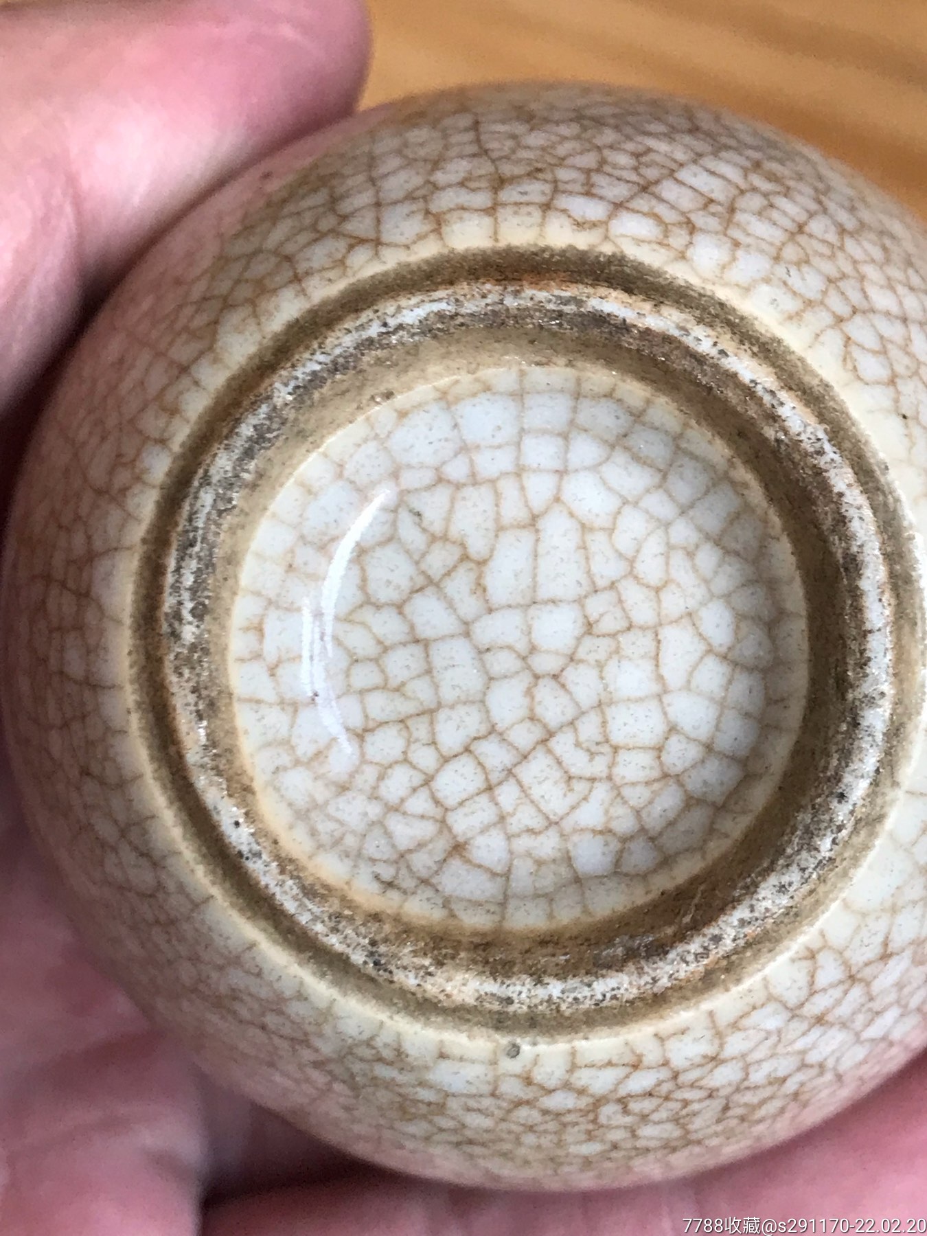 哥釉铁锈花天球瓶