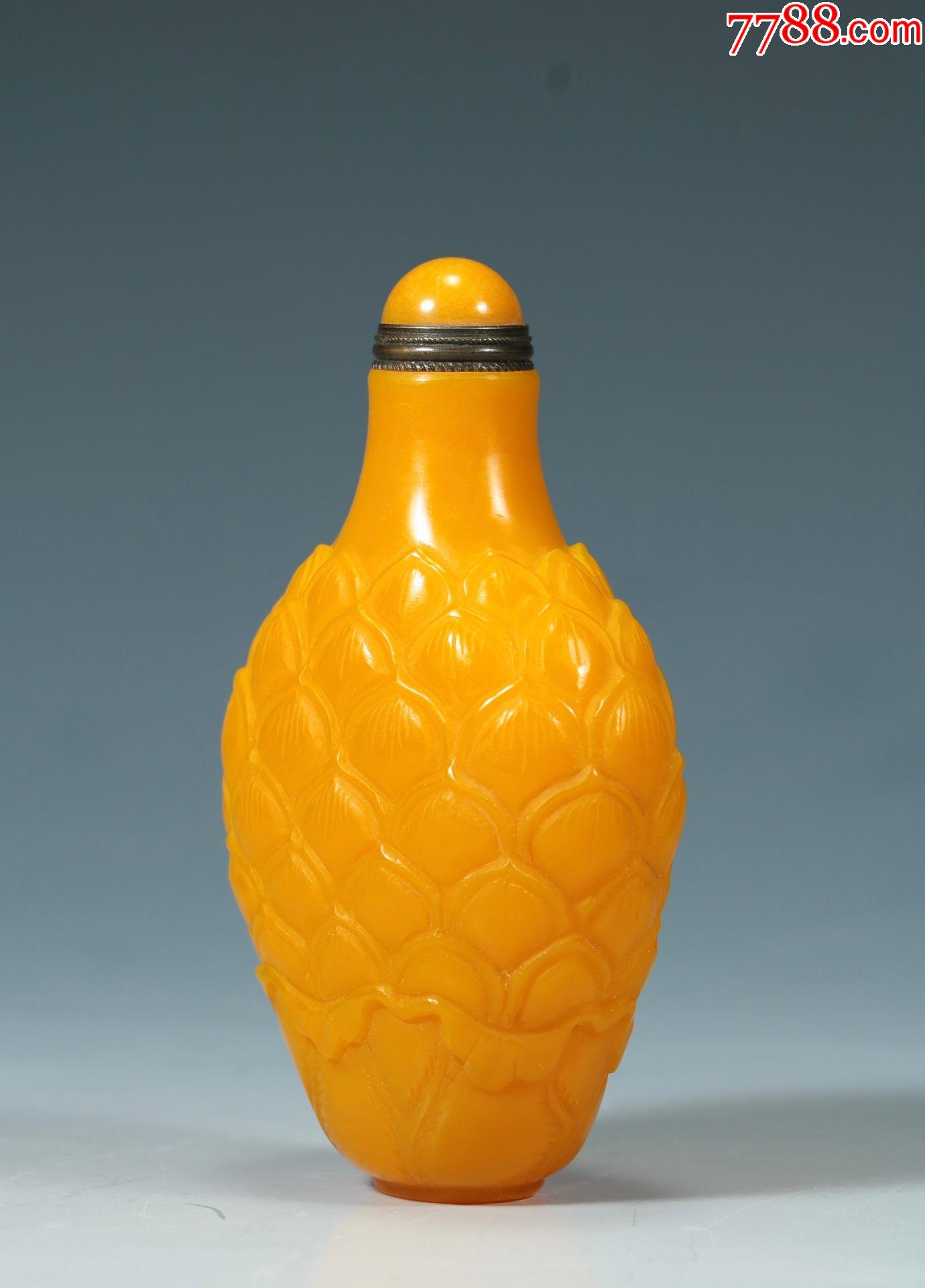 清晚期鸡油黄料器莲瓣纹鼻烟壶