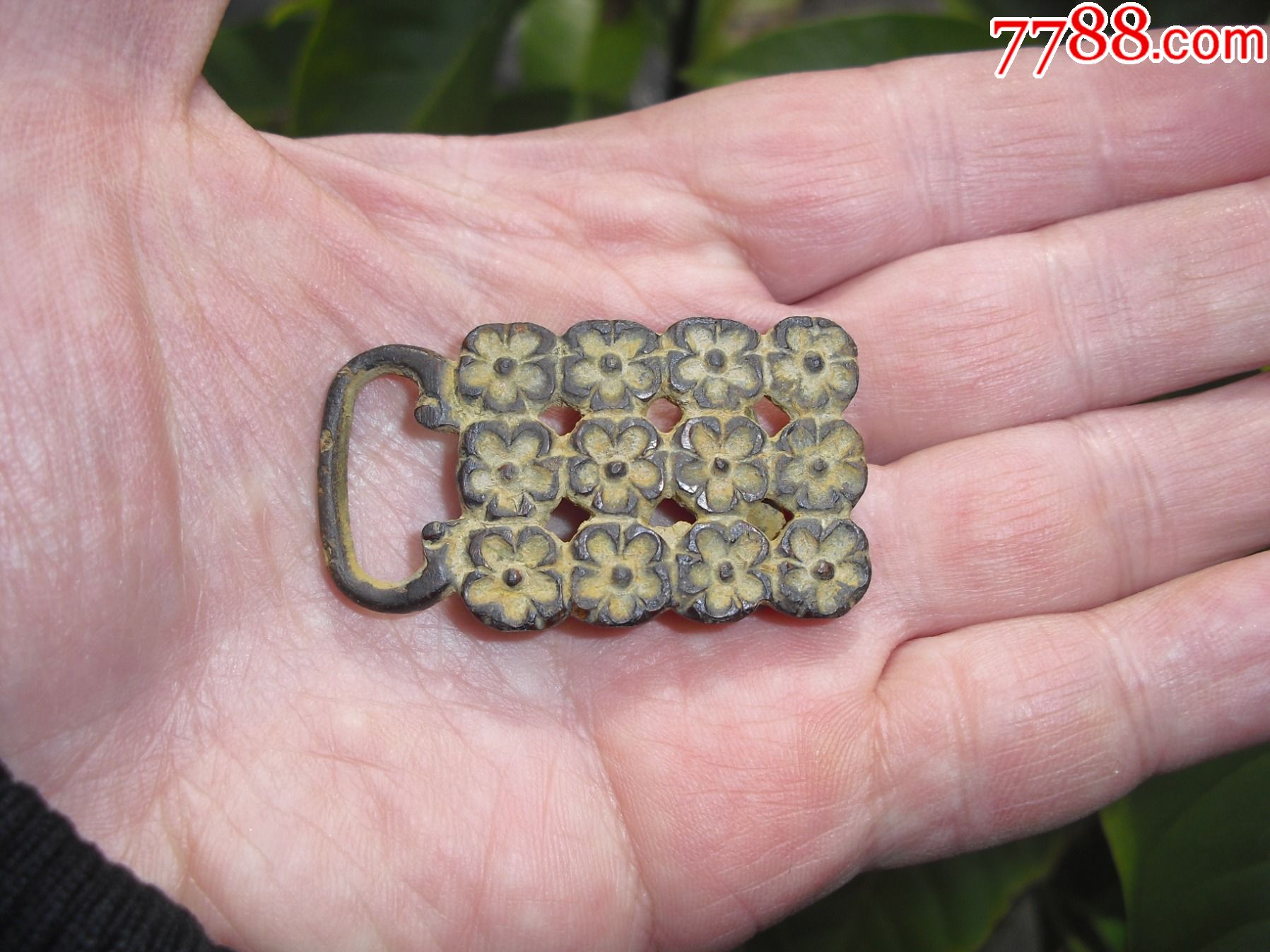 红铜雕十二朵梅花纹提携