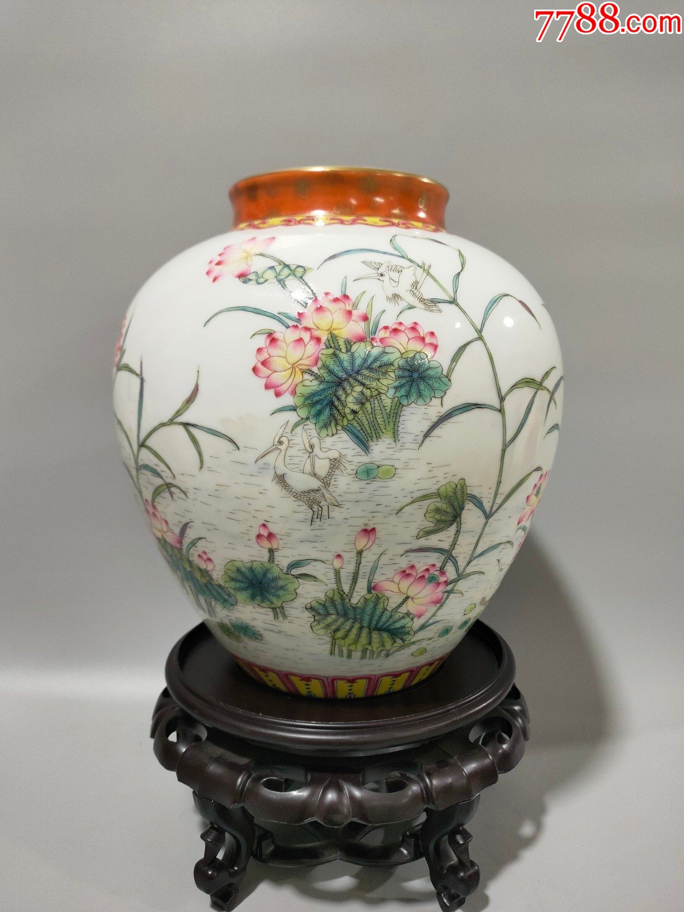 清乾隆粉彩花鸟纹罐