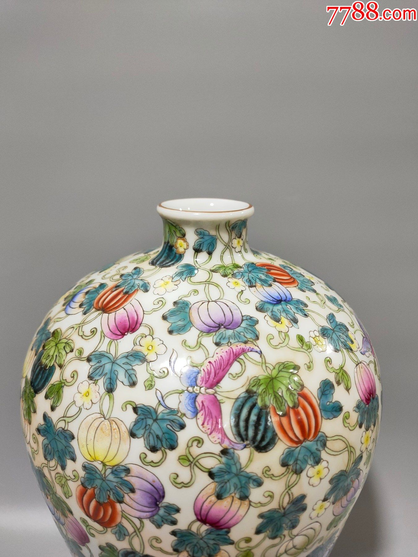 清雍正粉彩瓜瓞绵绵纹梅瓶