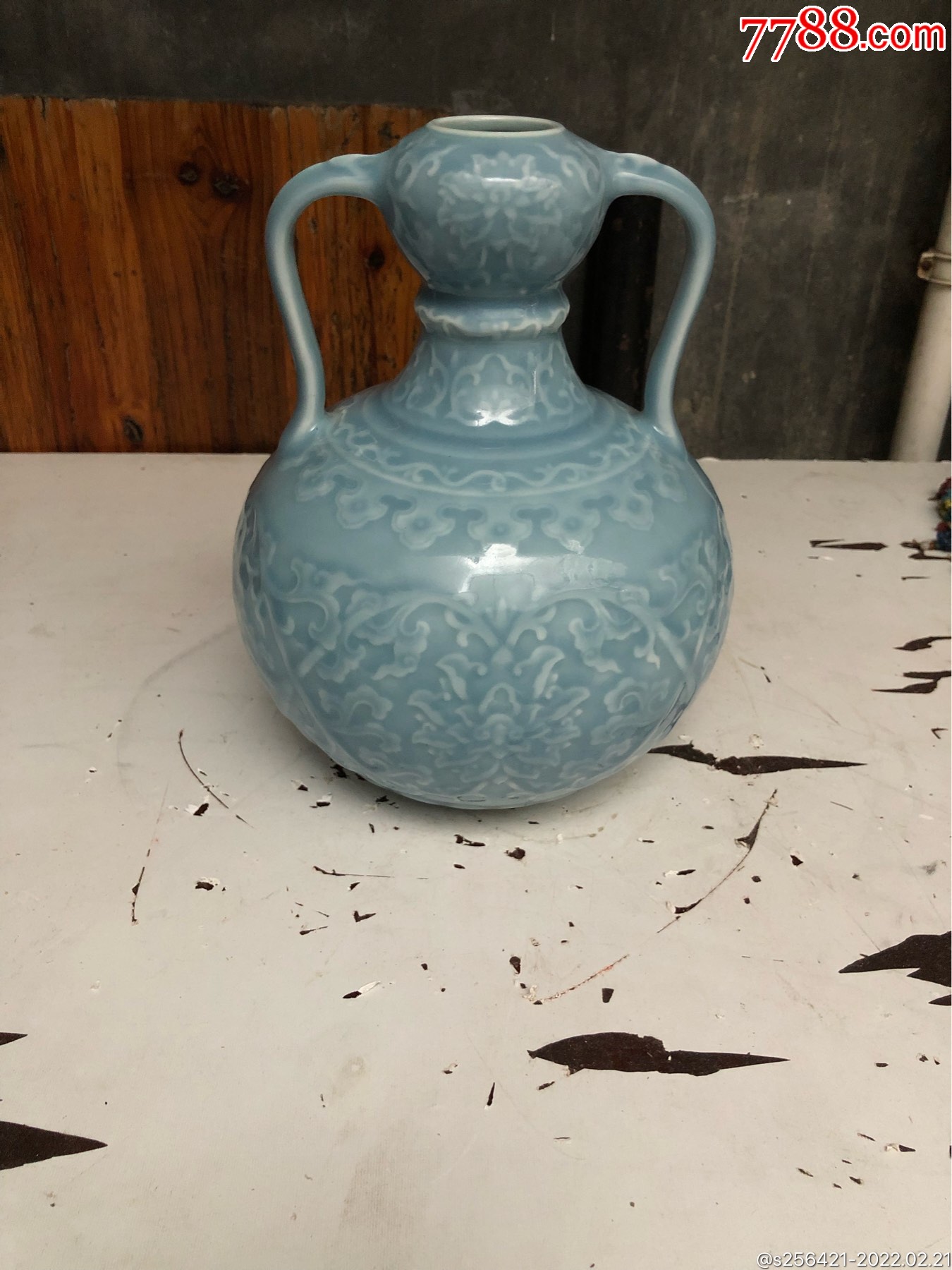 清代刻花抱月瓶