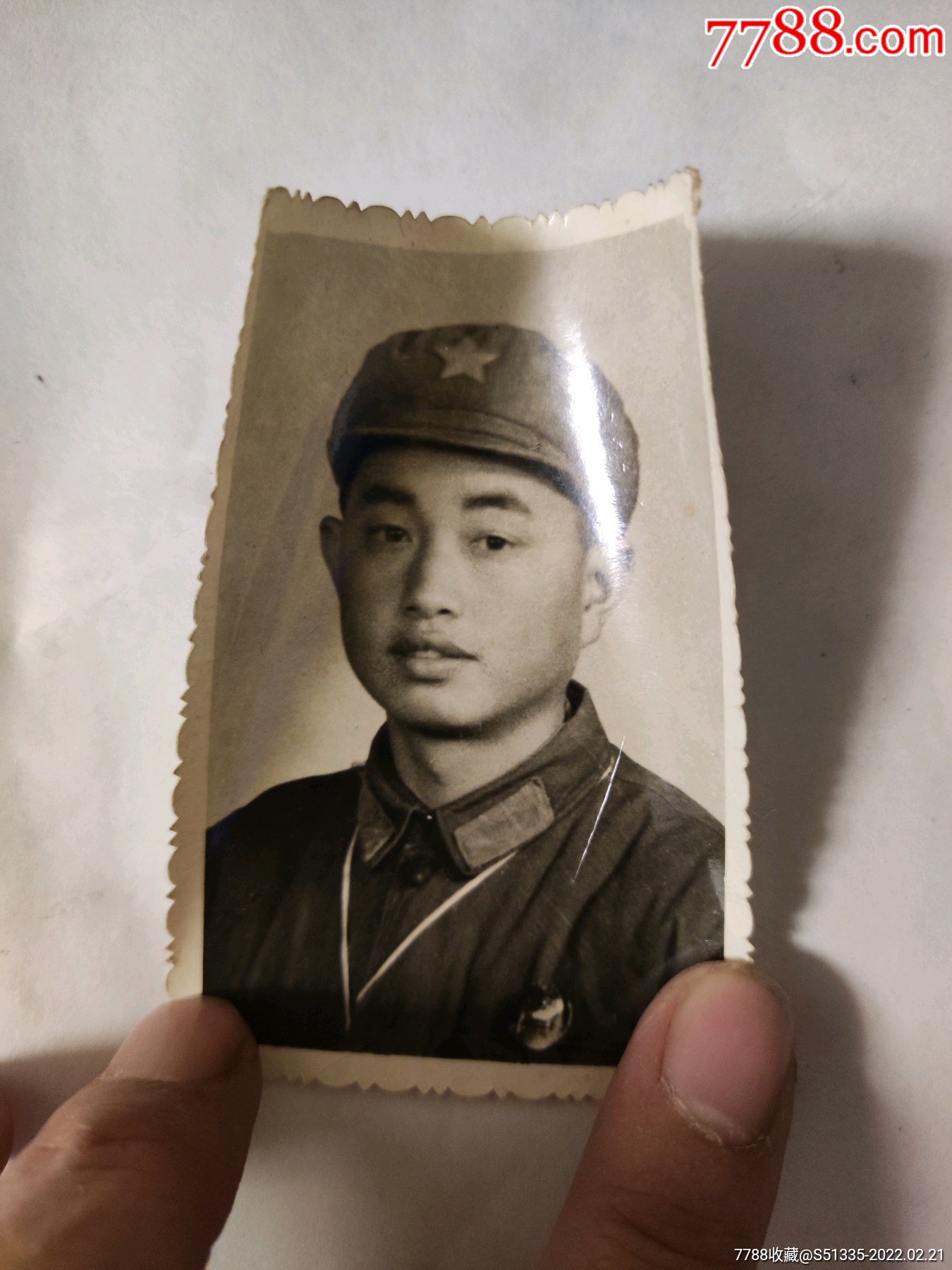 戴像章军人老照片