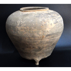 113汉代三足灰陶罐器形少见