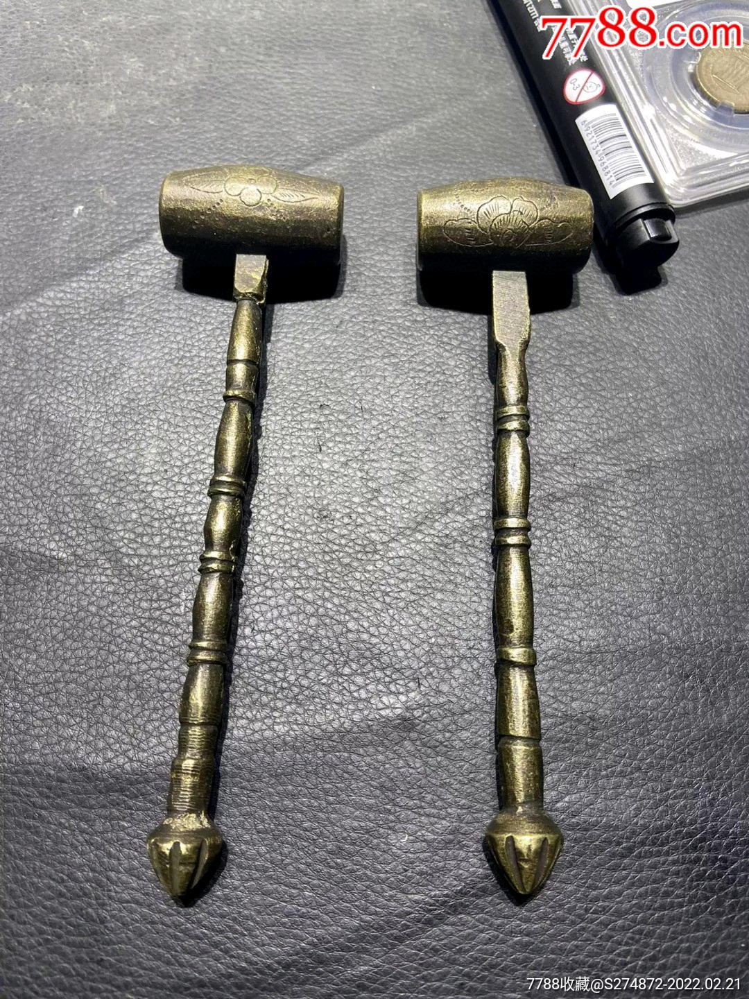 花鸟刻花铜锤两把