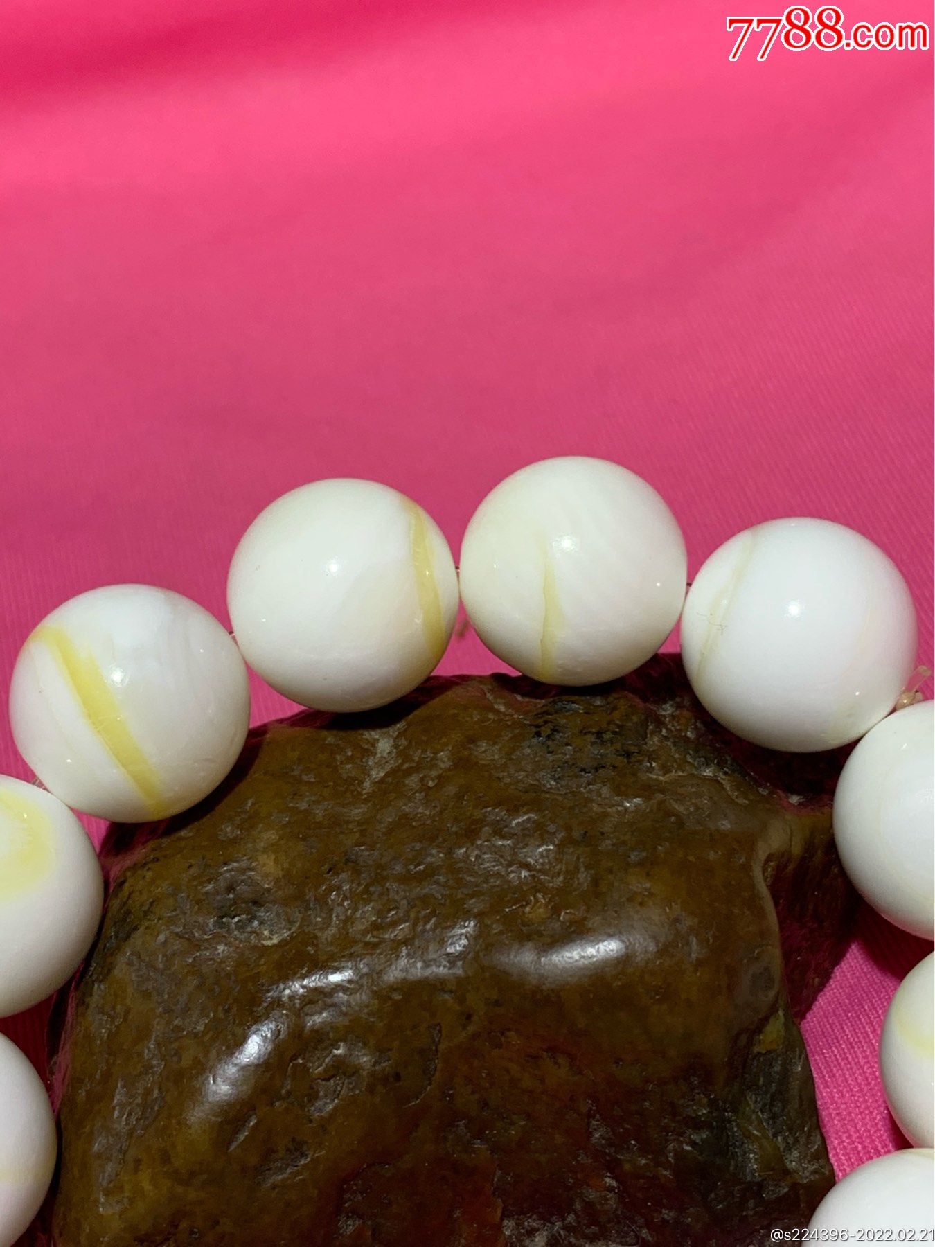 深海奶白飘黄贝化玉单圈手串一条