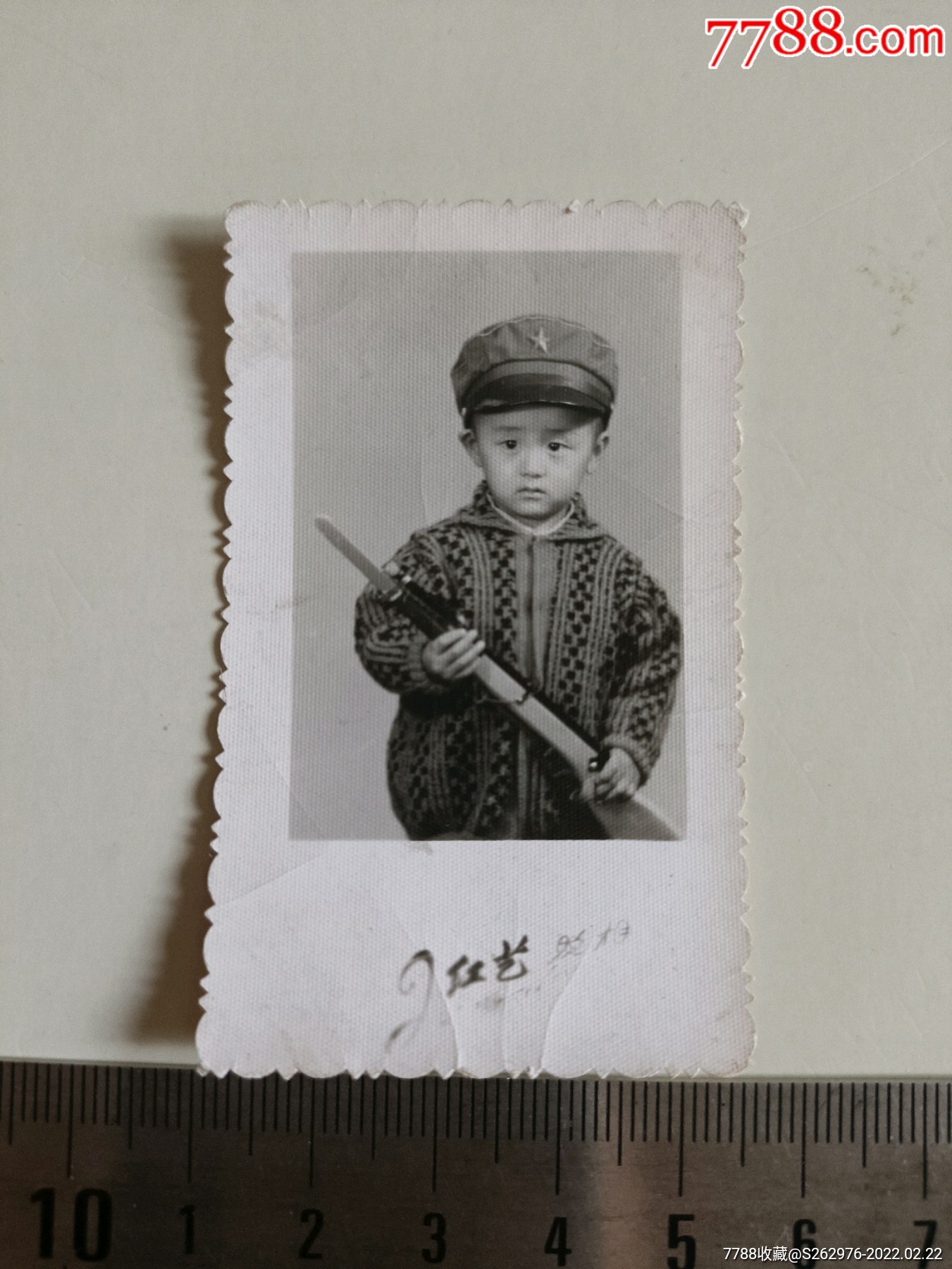 青岛红艺照相戴军帽准备拼刺的儿童